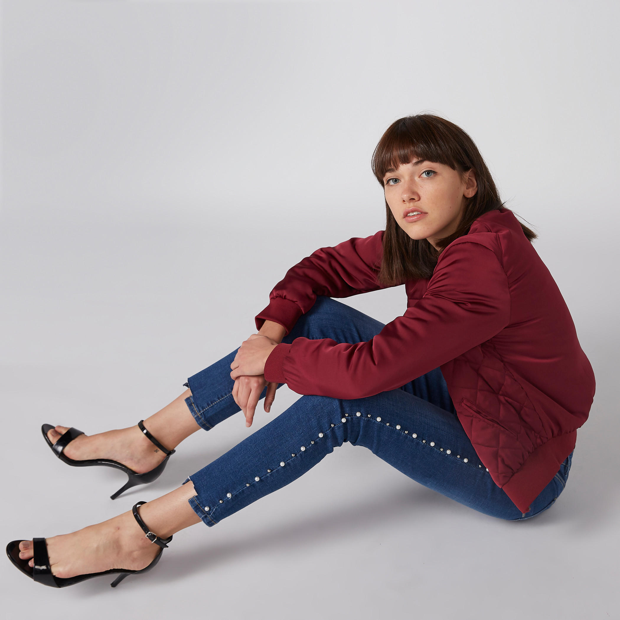 بنطال جينز بزر إغلاق وجيوب وتفاصيل لؤلؤ-women-clothing-bottoms-jeans-image-2