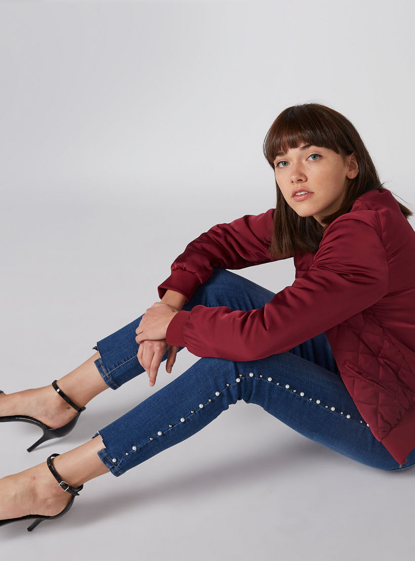 بنطال جينز بزر إغلاق وجيوب وتفاصيل لؤلؤ-women-clothing-bottoms-jeans-image-2
