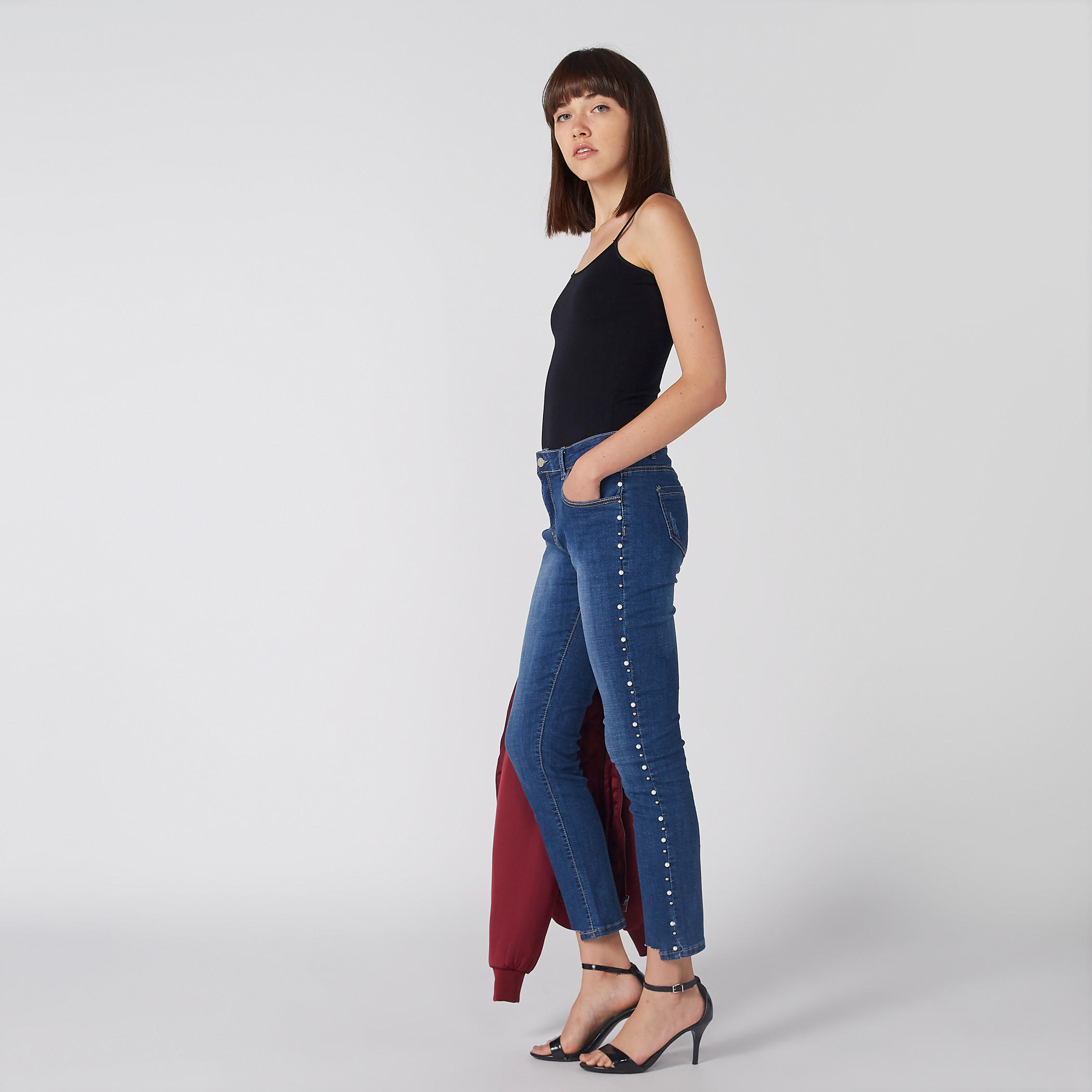 بنطال جينز بزر إغلاق وجيوب وتفاصيل لؤلؤ-women-clothing-bottoms-jeans-image-3