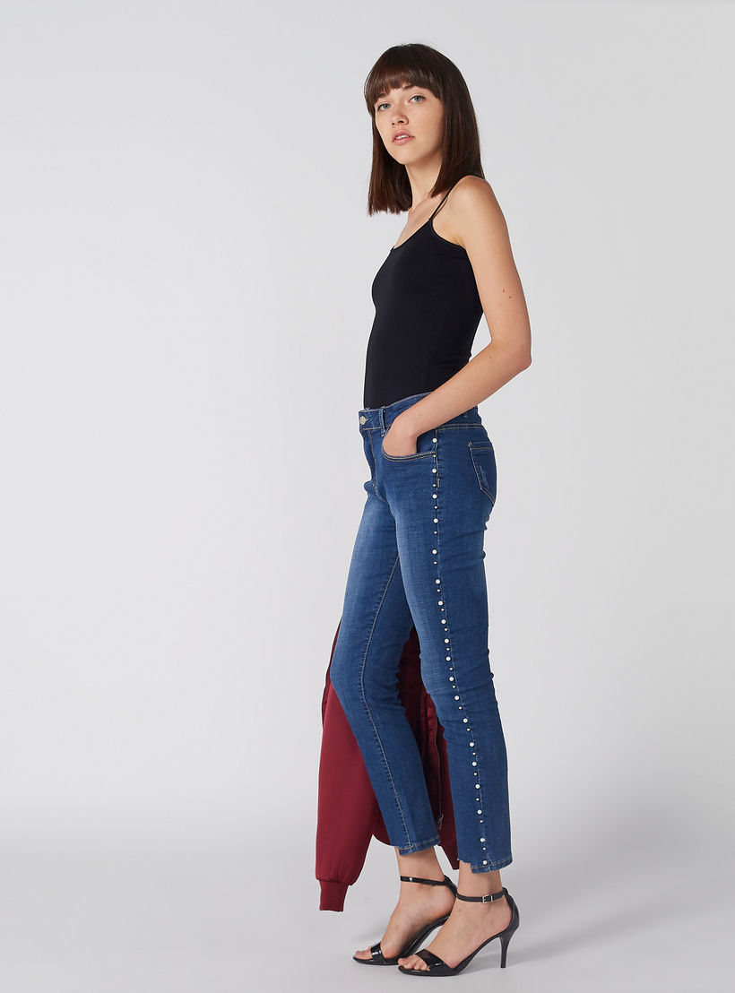 بنطال جينز بزر إغلاق وجيوب وتفاصيل لؤلؤ-women-clothing-bottoms-jeans-image-3