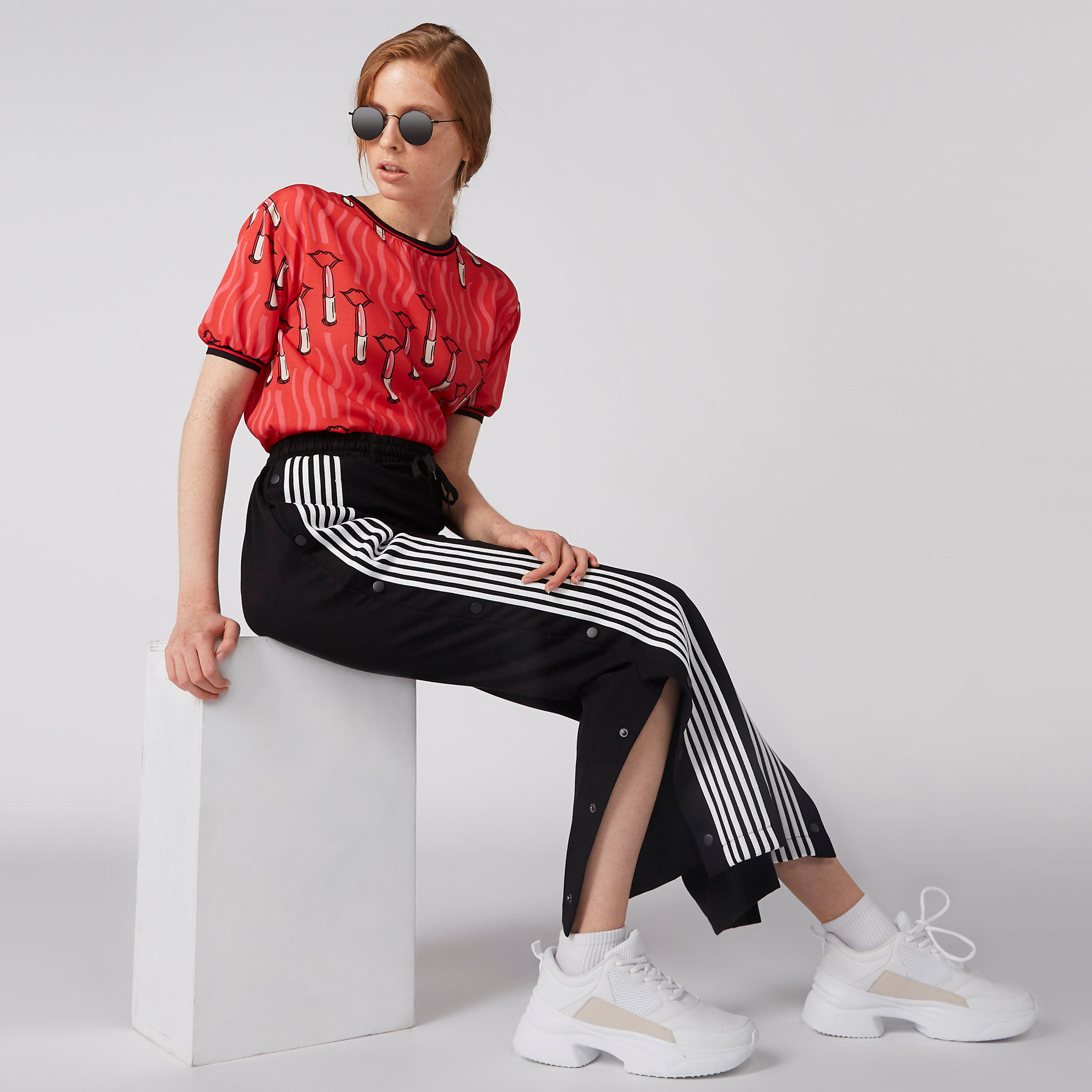 بنطال مقلم بخصر مطّاطي وجيوب-women-clothing-bottoms-trousers-image-1