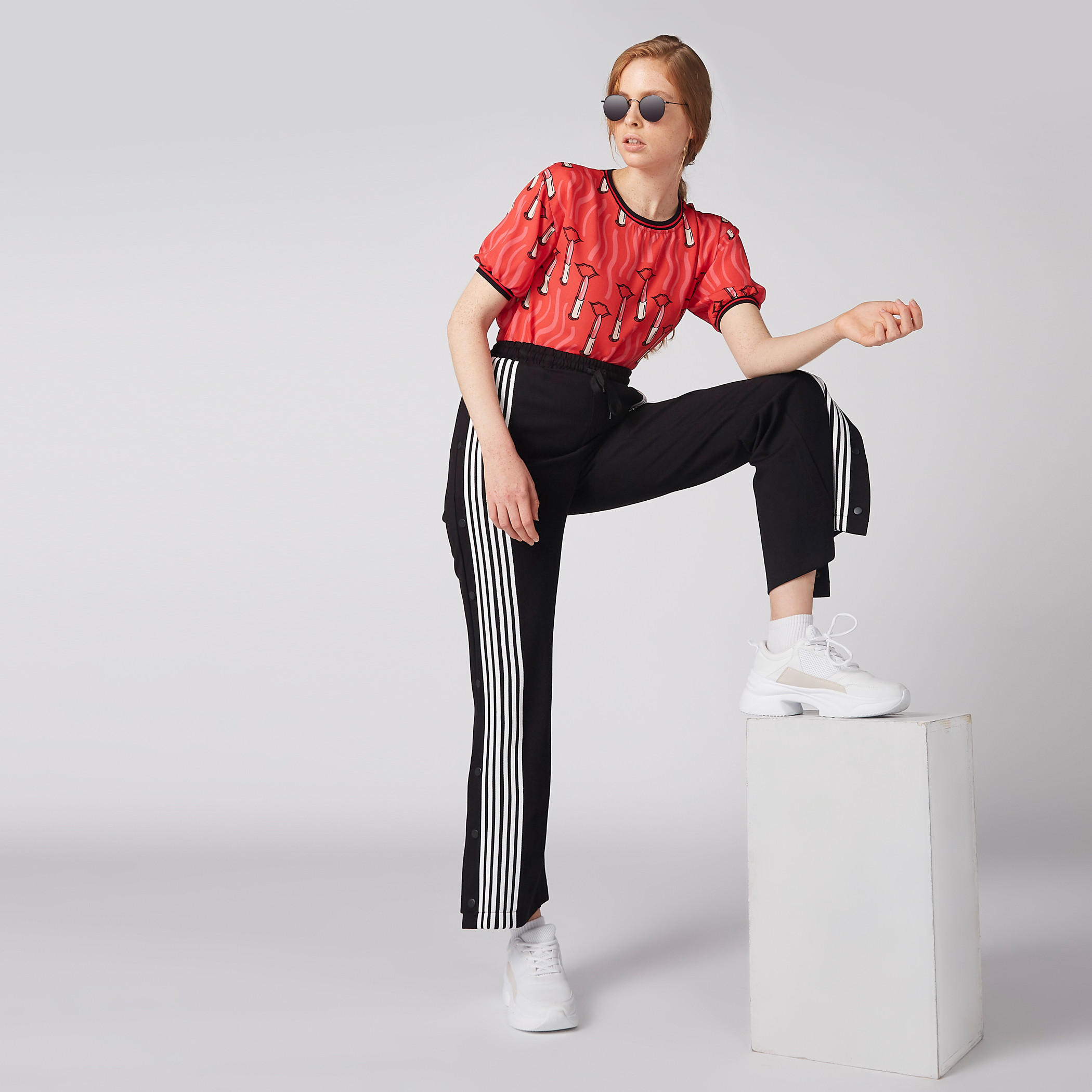 بنطال مقلم بخصر مطّاطي وجيوب-women-clothing-bottoms-trousers-image-2
