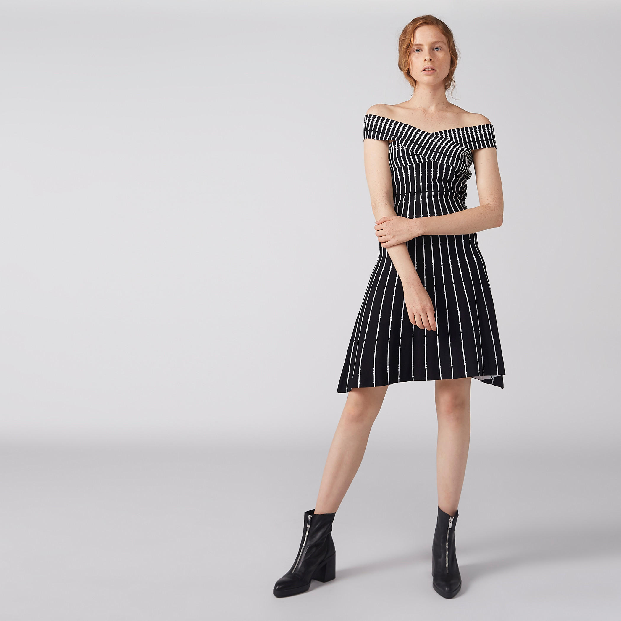 فستان مقلّم مكشوف الأكتاف بحوّاف غير مستوية-women-clothing-dresses-image-1