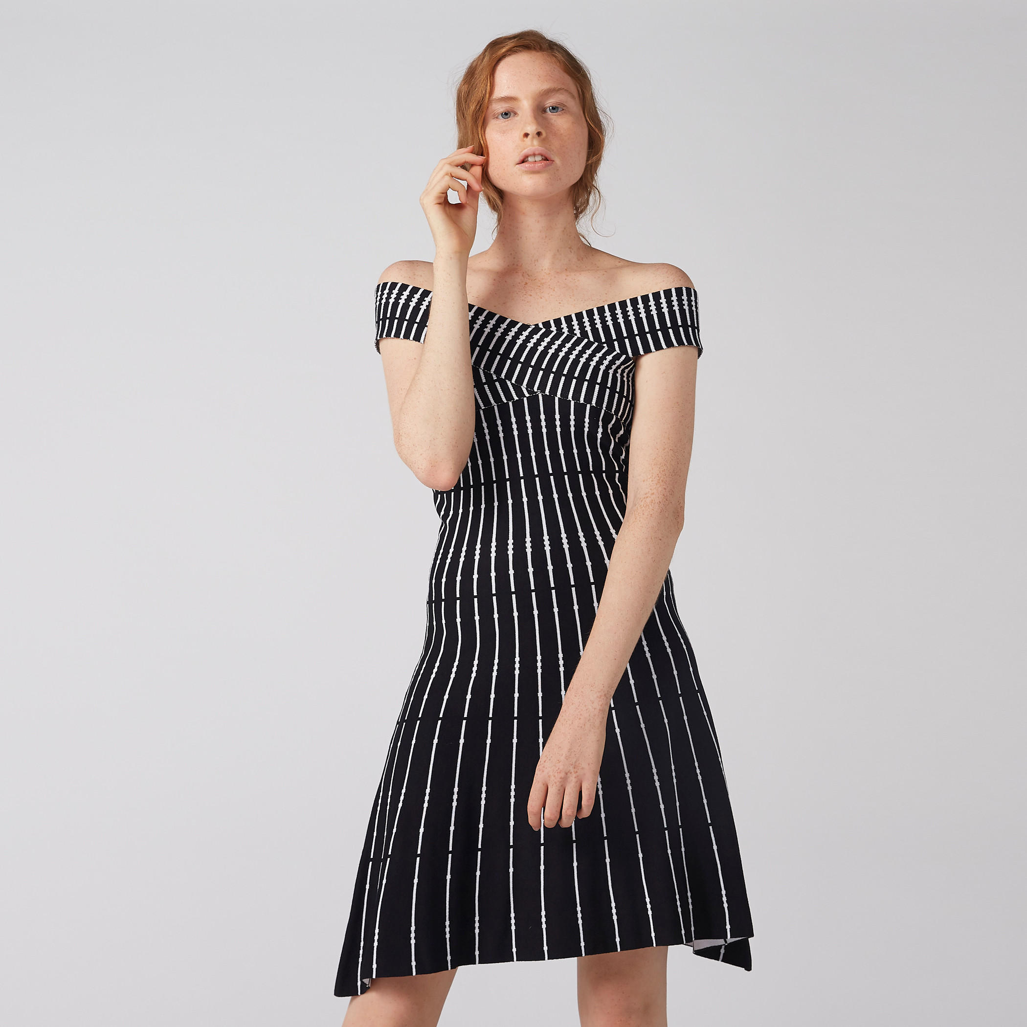 فستان مقلّم مكشوف الأكتاف بحوّاف غير مستوية-women-clothing-dresses-image-2