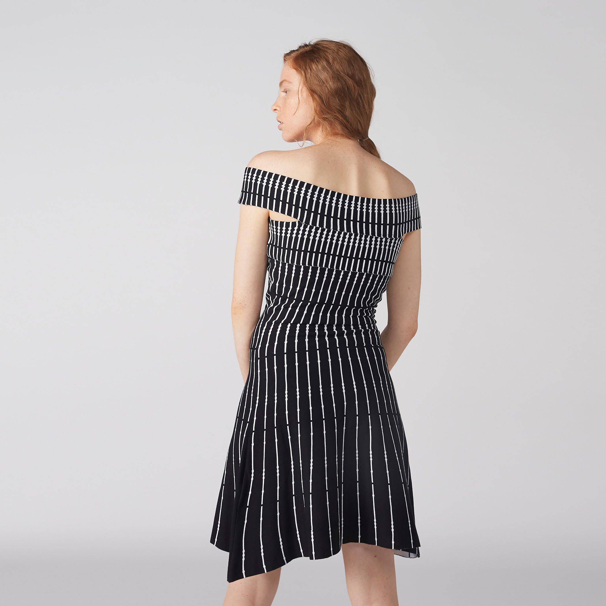 فستان مقلّم مكشوف الأكتاف بحوّاف غير مستوية-women-clothing-dresses-image-3