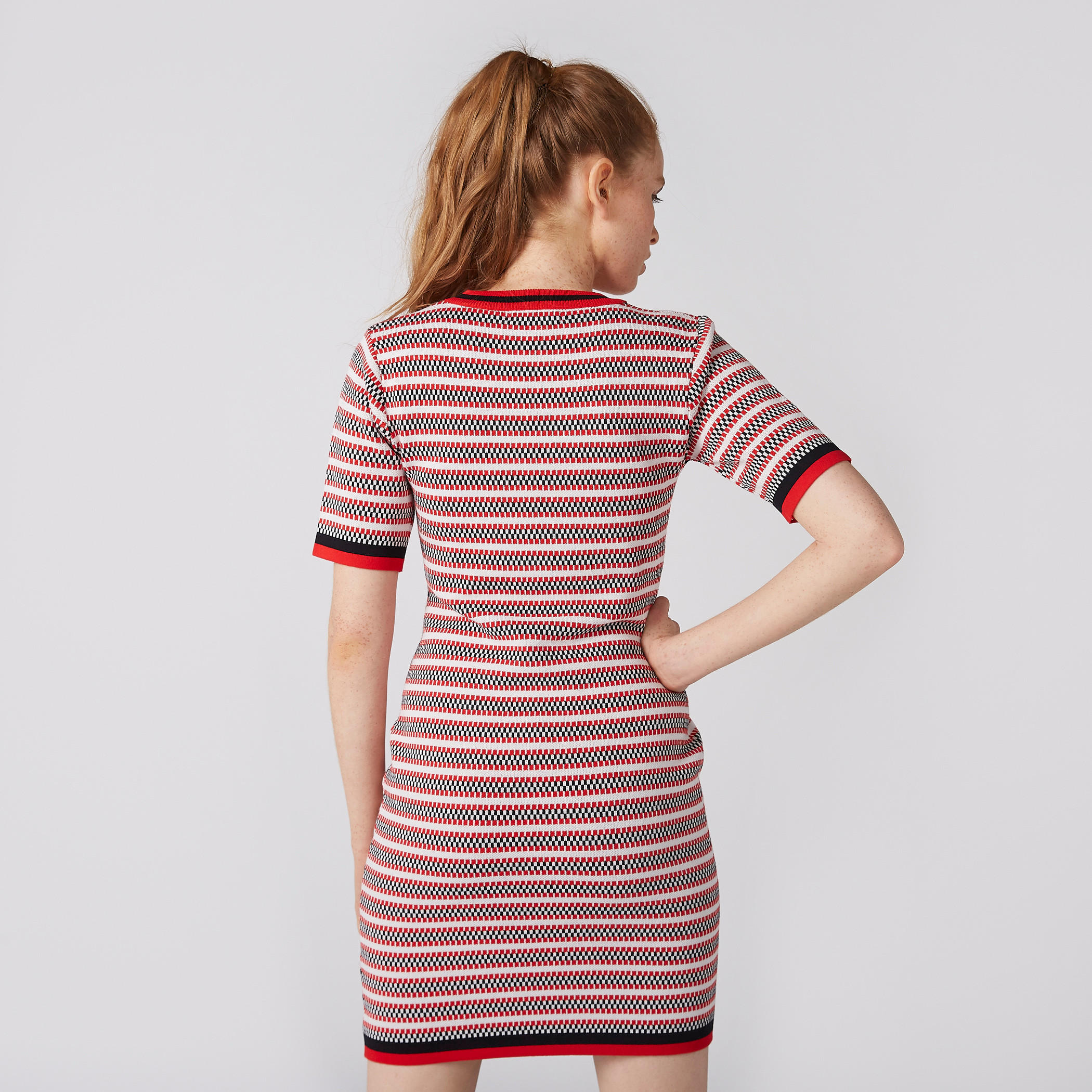 فستان قصير بقصّة ضيّقة وأكمام قصيرة-women-clothing-dresses-image-4