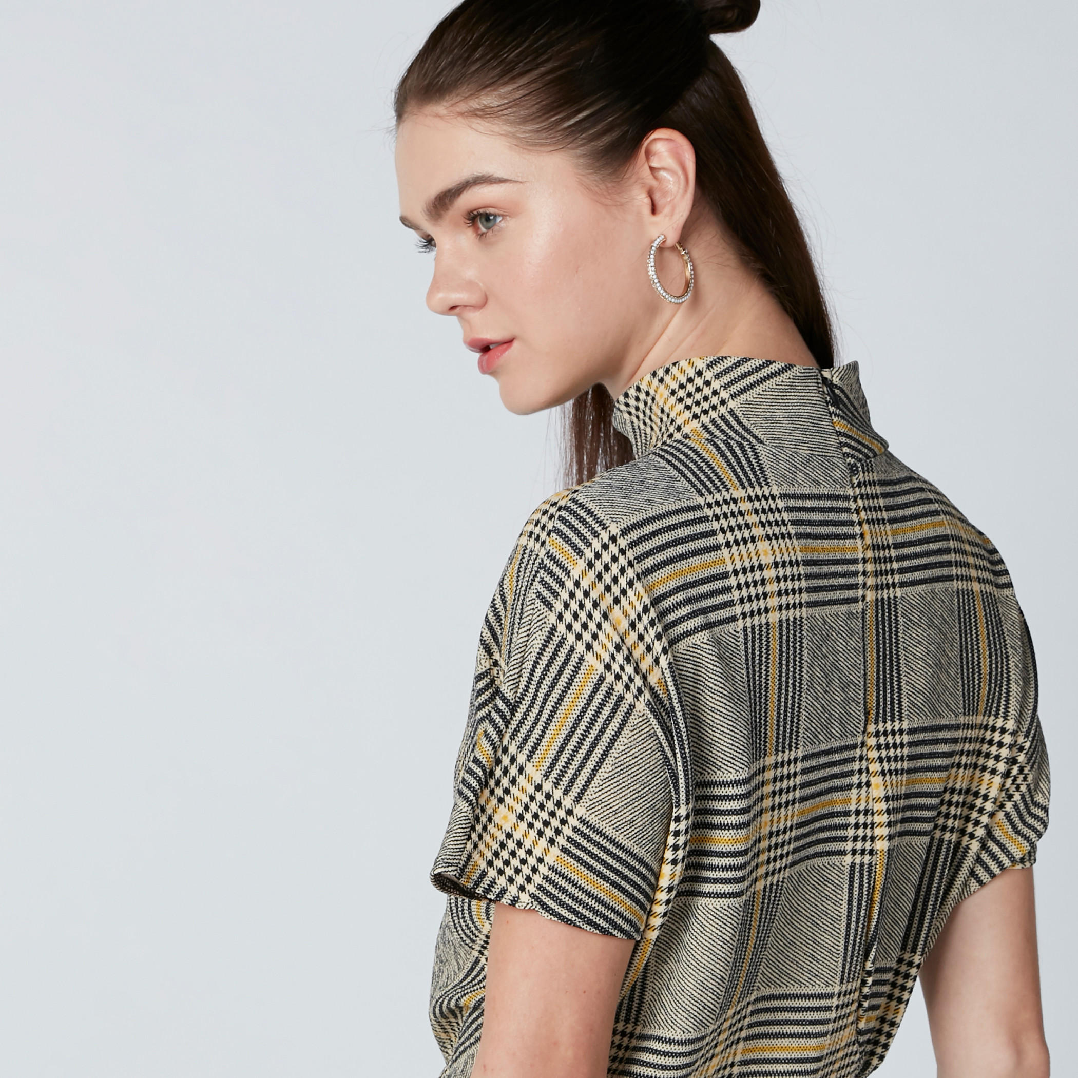 توب كاروهات برقبة عالية وسحّاب إغلاق-women-clothing-tshirts-image-1