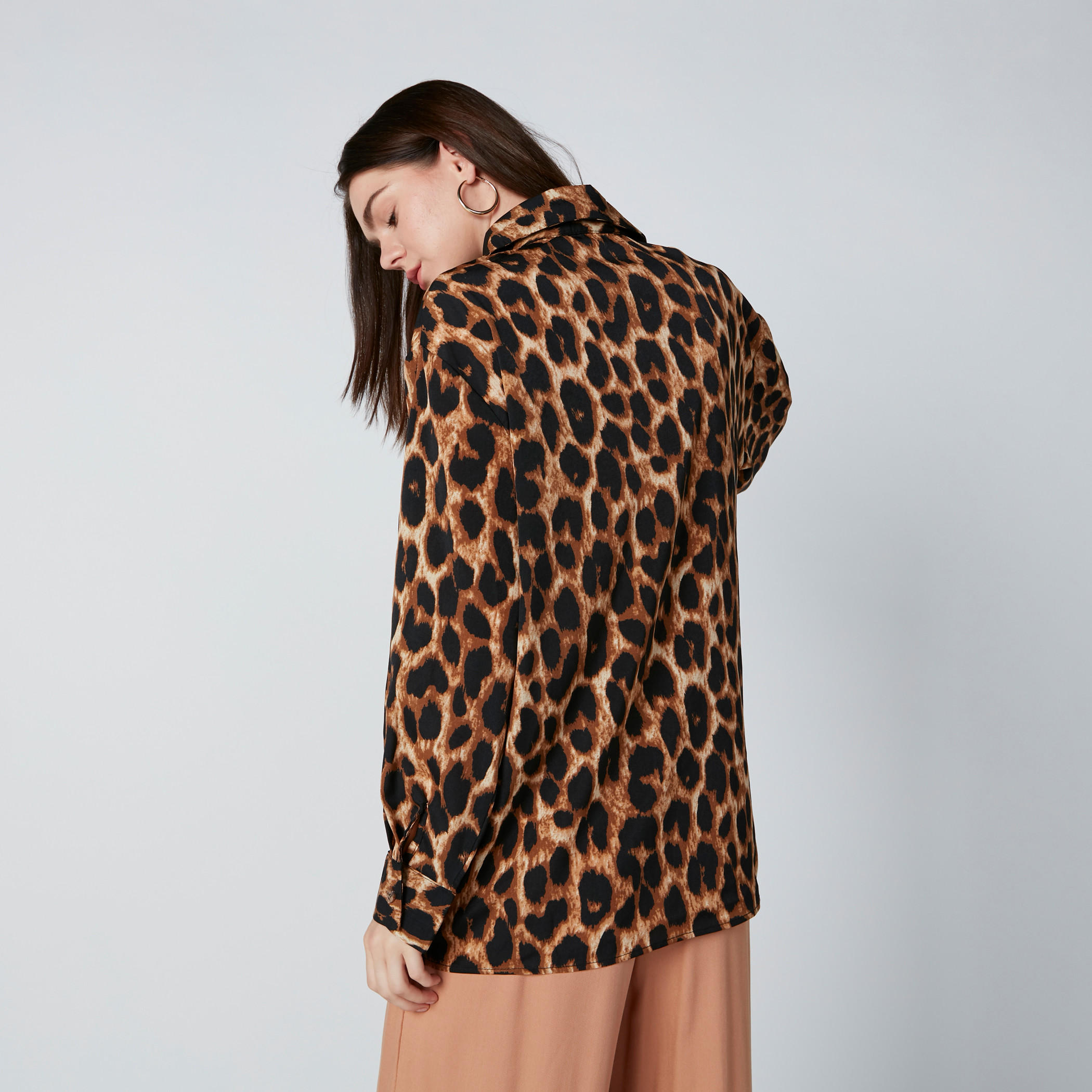 قميص بطبعات حيوانات وأكمام طويلة وجيب على الصدر-women-clothing-shirtsandblouses-shirts-image-2