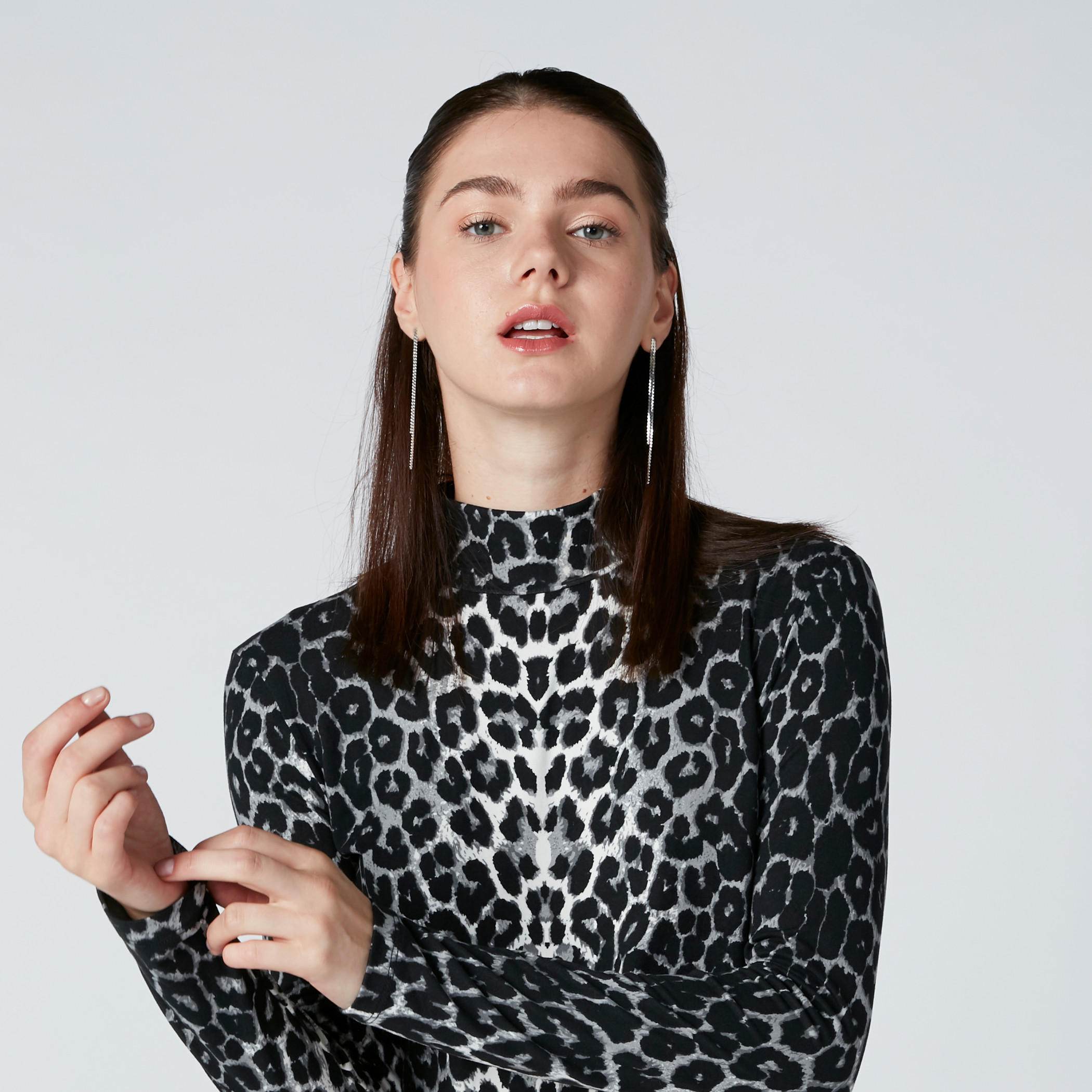 توب قصير بطبعات حيوانات وياقة عالية وأكمام طويلة-women-clothing-tshirts-image-1