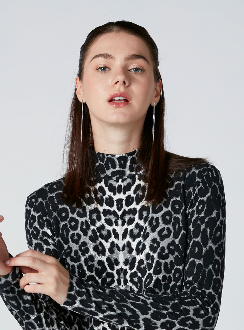 توب قصير بطبعات حيوانات وياقة عالية وأكمام طويلة-women-clothing-tshirts-image-1