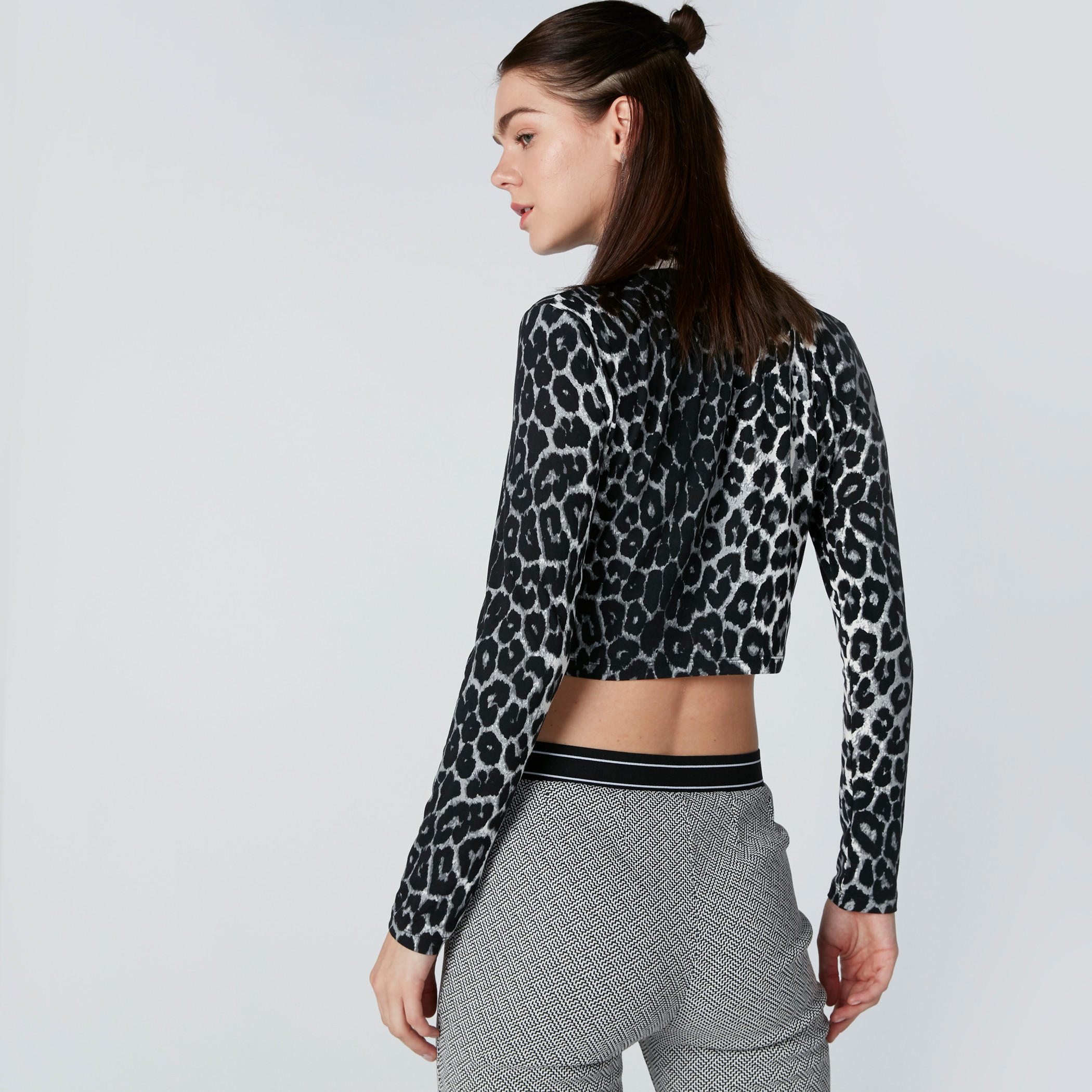 توب قصير بطبعات حيوانات وياقة عالية وأكمام طويلة-women-clothing-tshirts-image-2