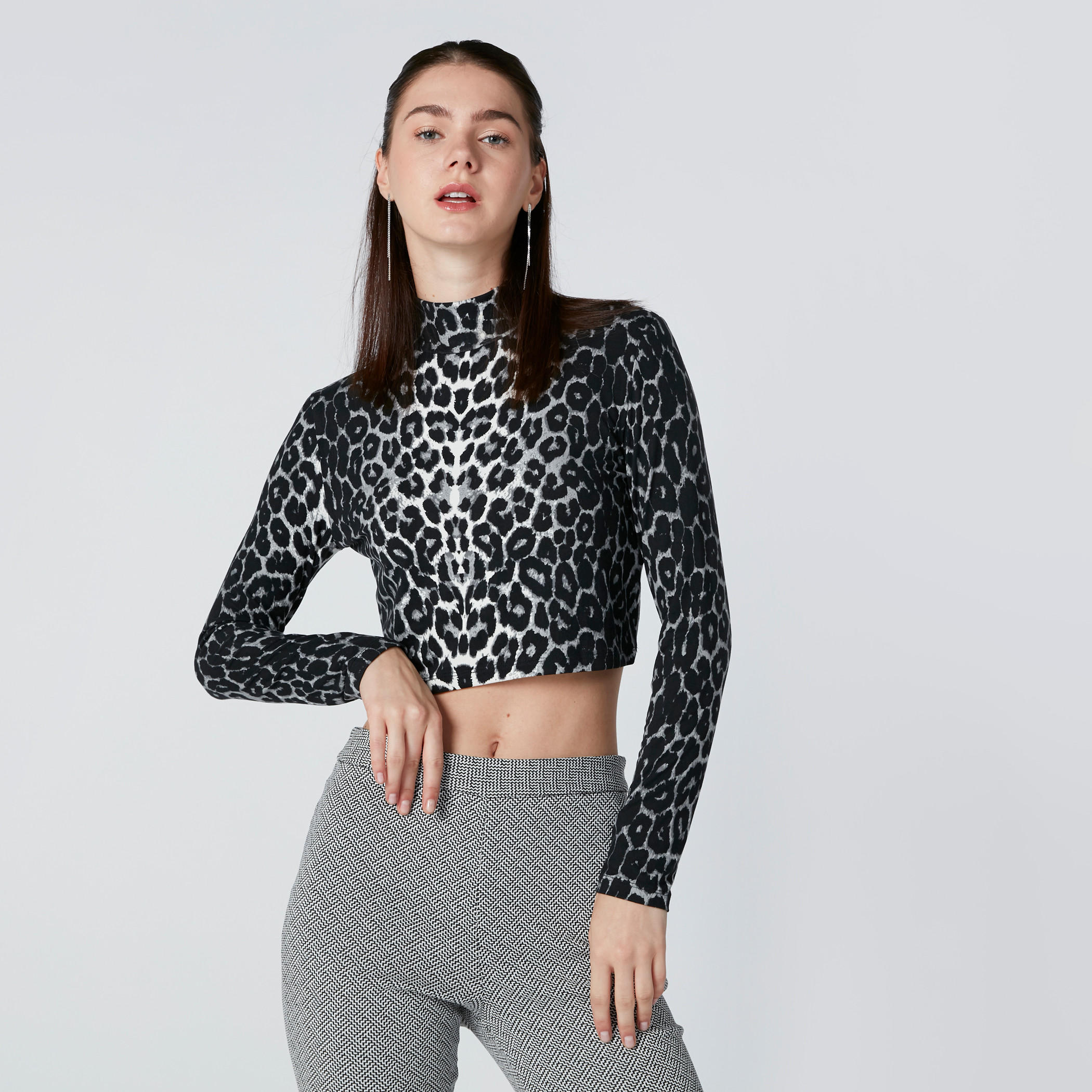 توب قصير بطبعات حيوانات وياقة عالية وأكمام طويلة-women-clothing-tshirts-image-3