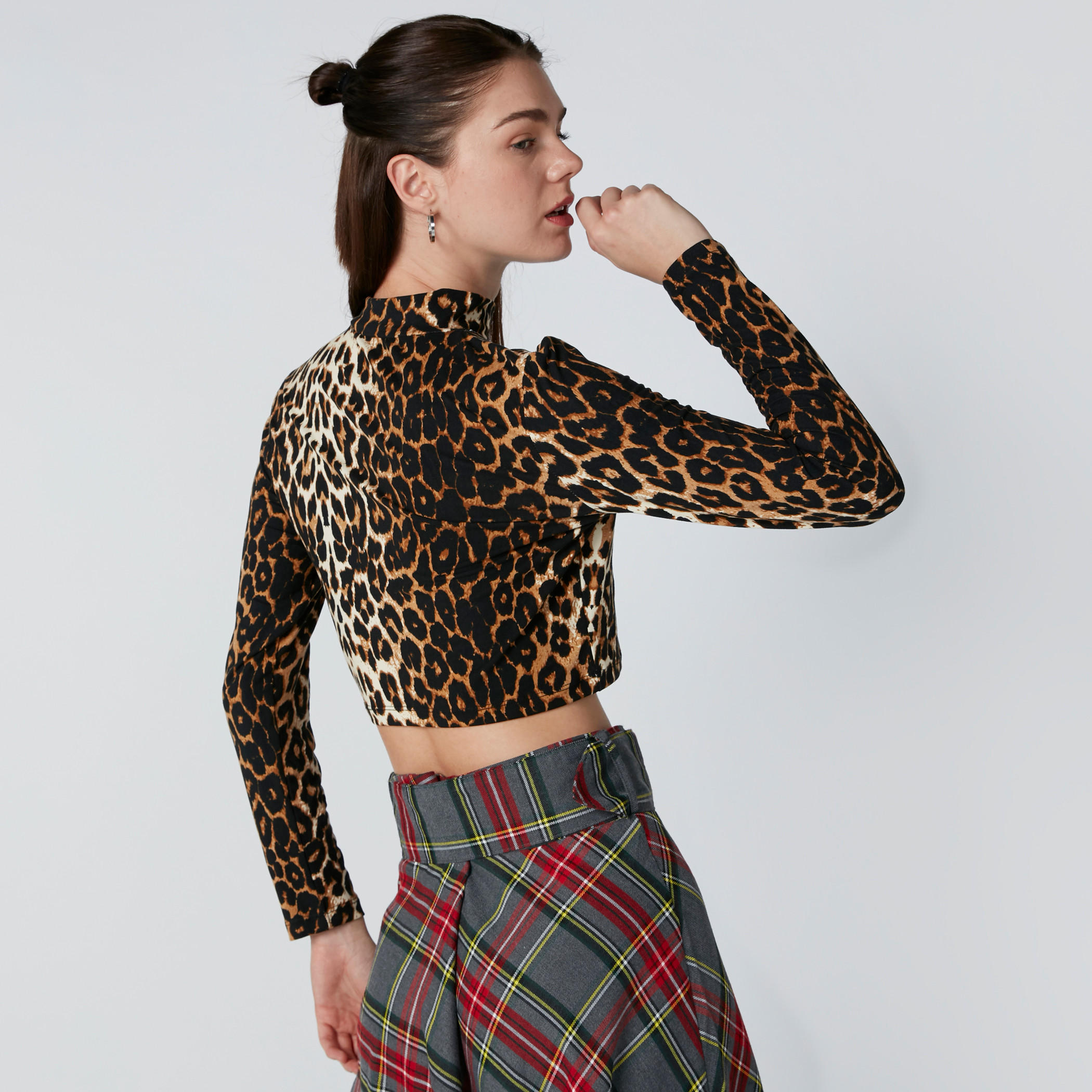 توب قصير بطبعات الحيوانات وياقة عالية وأكمام طويلة-women-clothing-tshirts-image-2