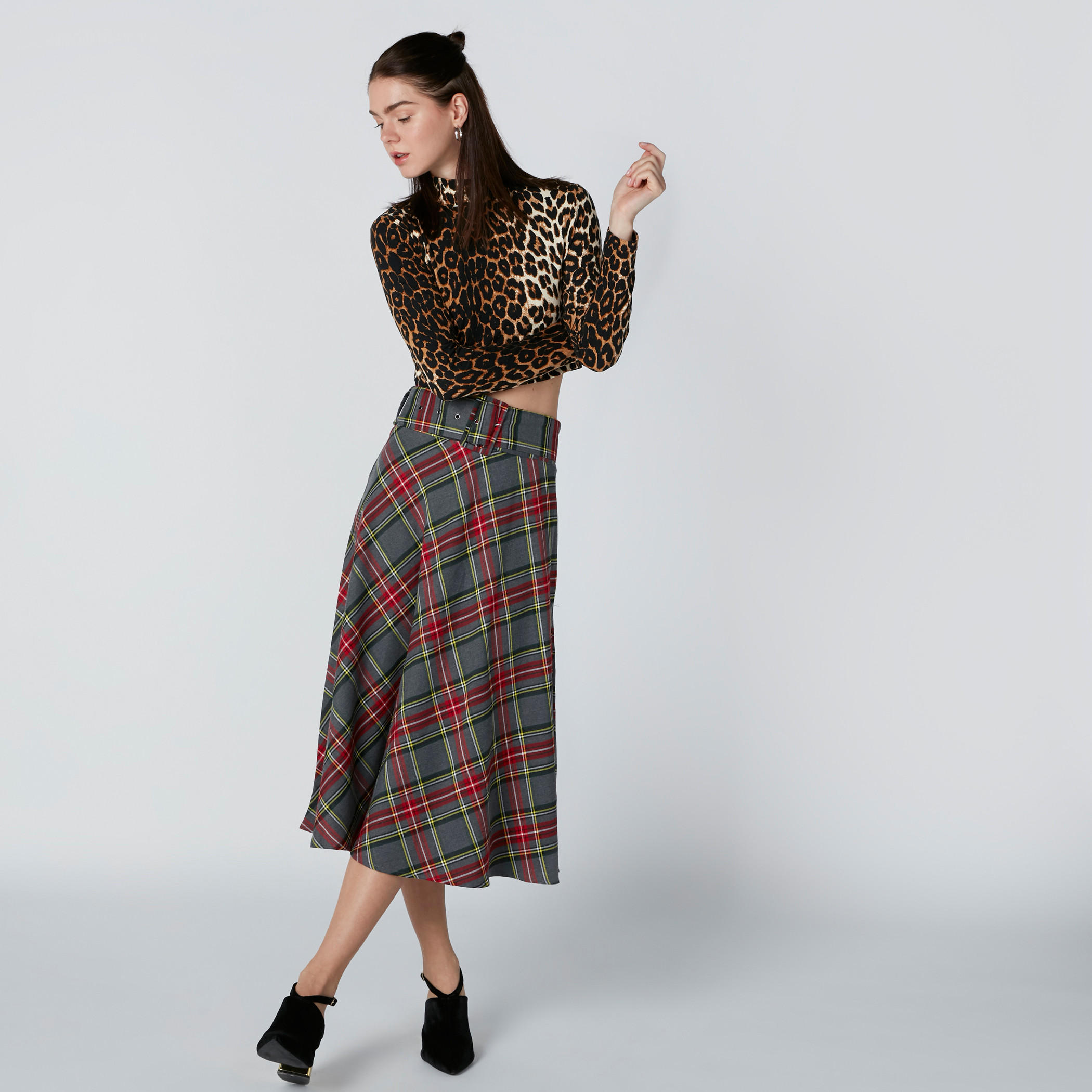 توب قصير بطبعات الحيوانات وياقة عالية وأكمام طويلة-women-clothing-tshirts-image-3