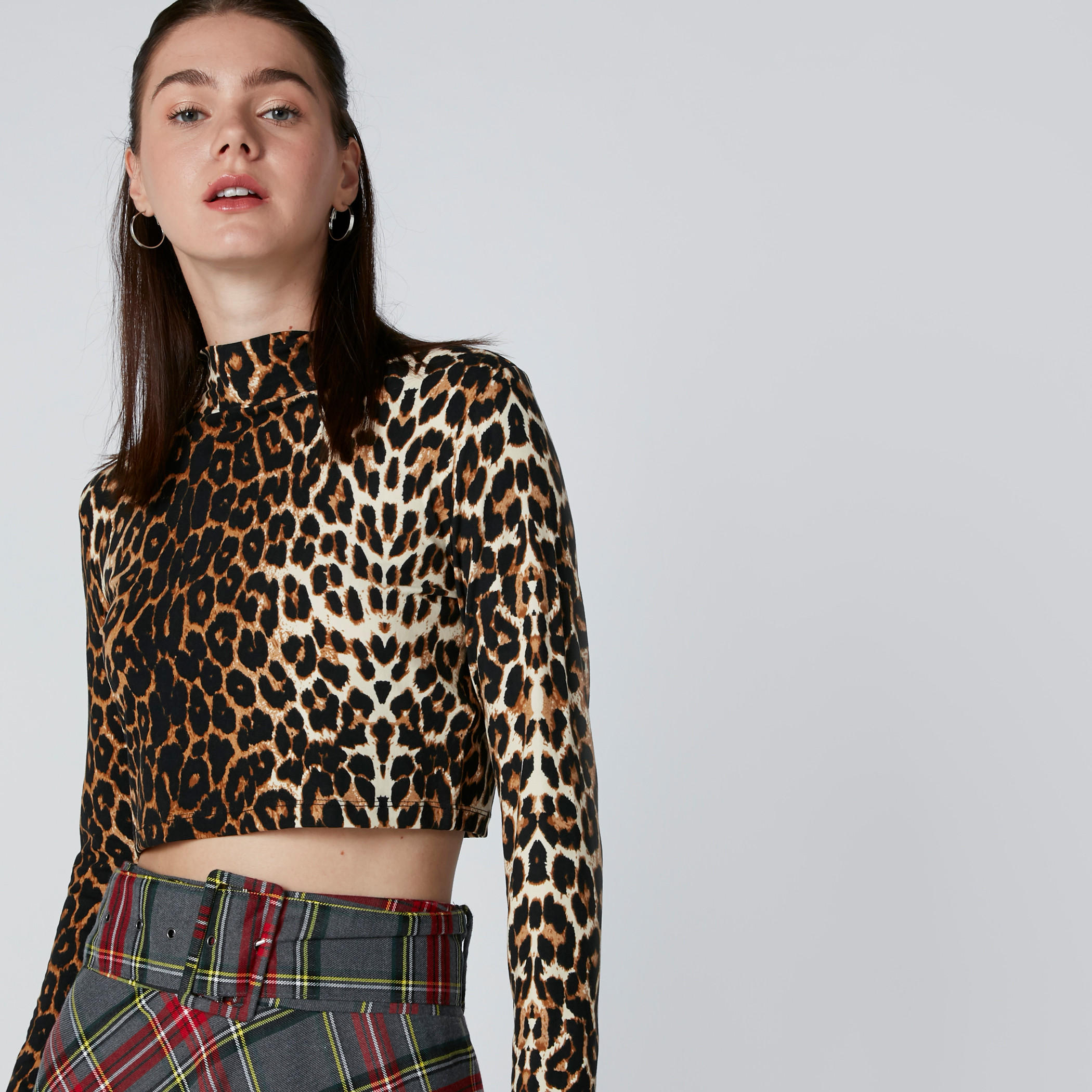 توب قصير بطبعات الحيوانات وياقة عالية وأكمام طويلة-women-clothing-tshirts-image-4