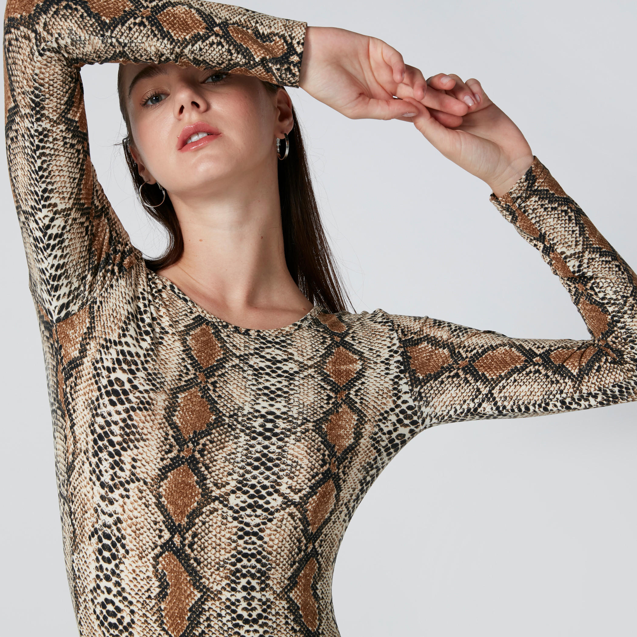 توب بطبعات وياقة قارب وأكمام طويلة-women-clothing-tshirts-image-1