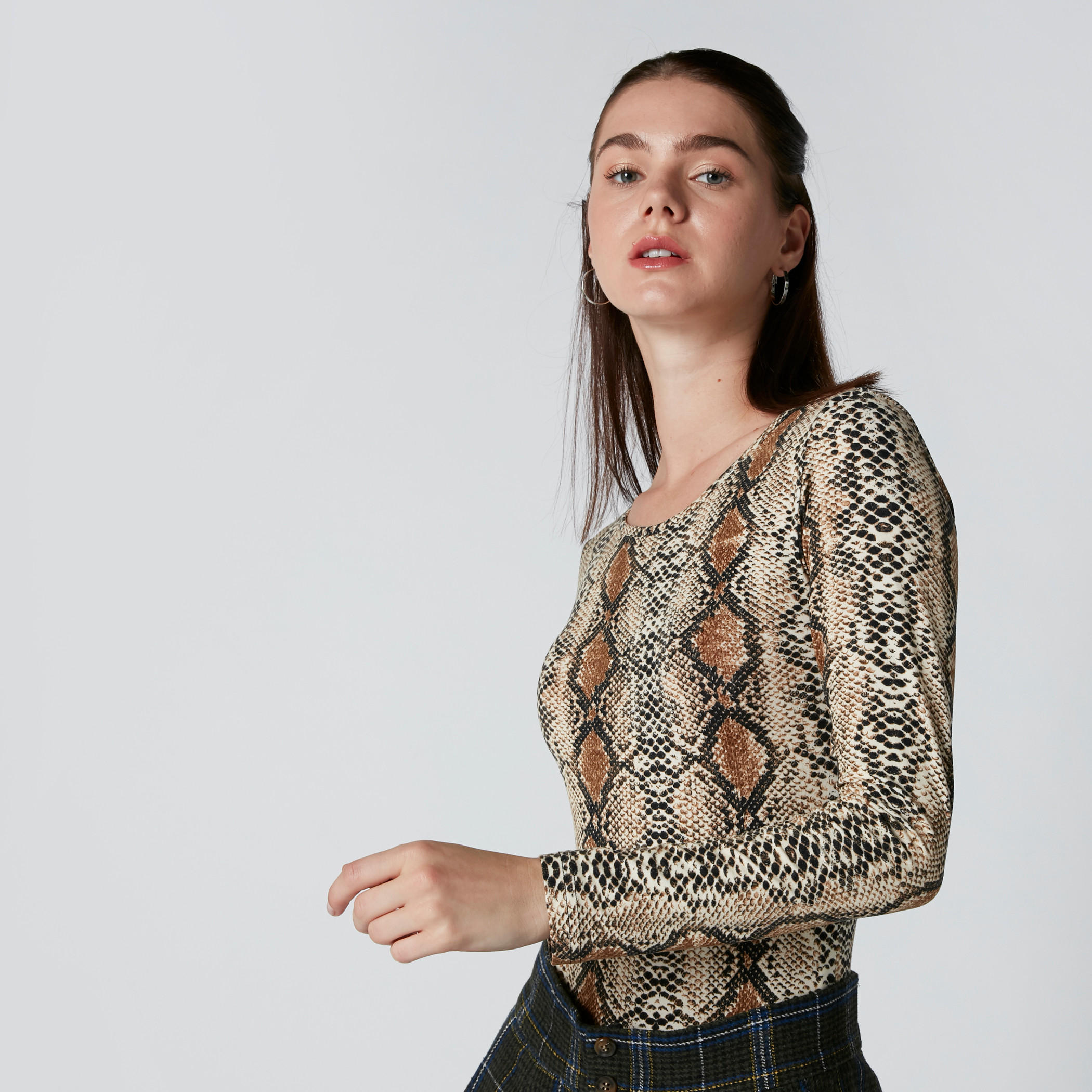 توب بطبعات وياقة قارب وأكمام طويلة-women-clothing-tshirts-image-3