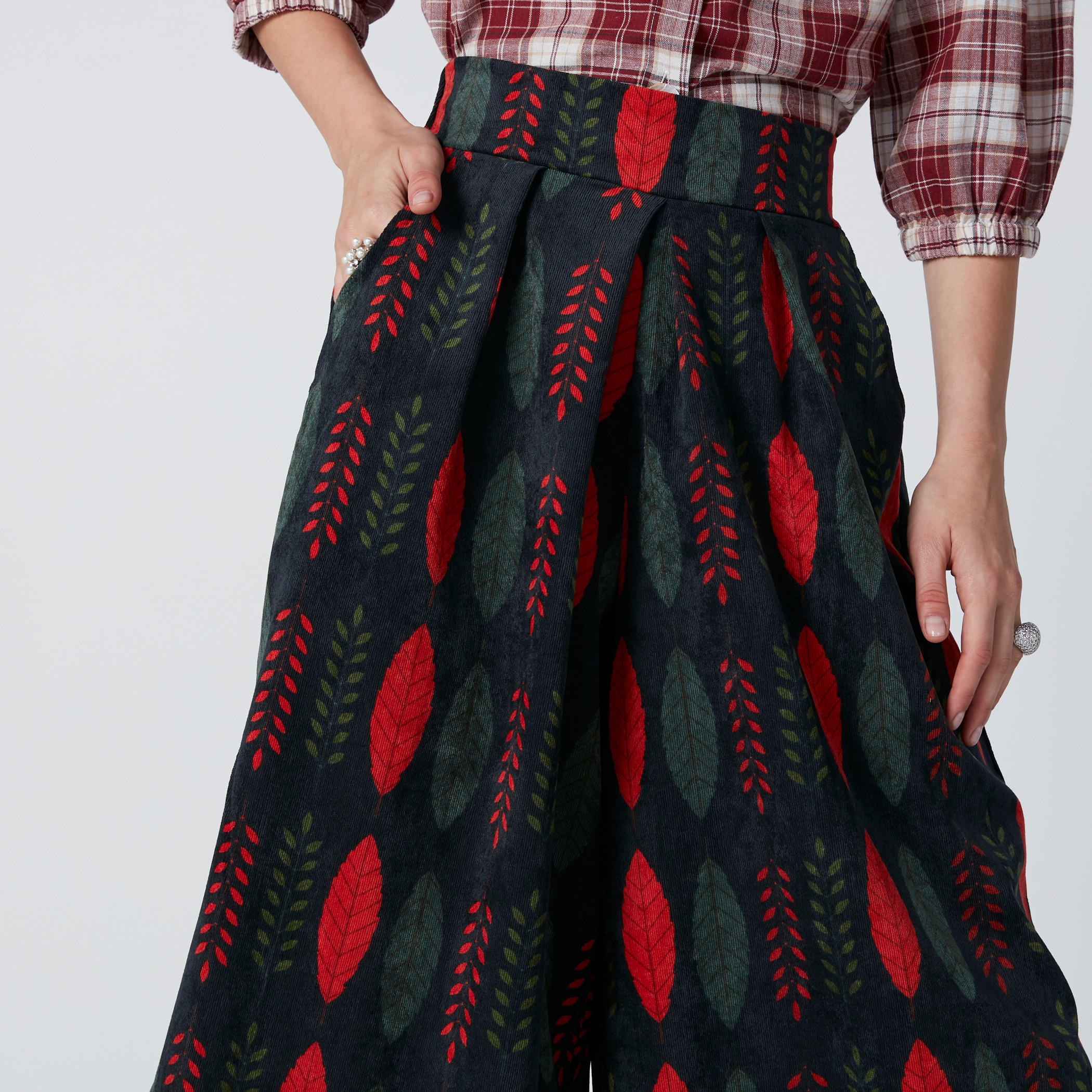 بنطال واسع الساقين بقصّة واسعة وخصر مرن وجيوب وطبعات-women-clothing-bottoms-trousers-image-1