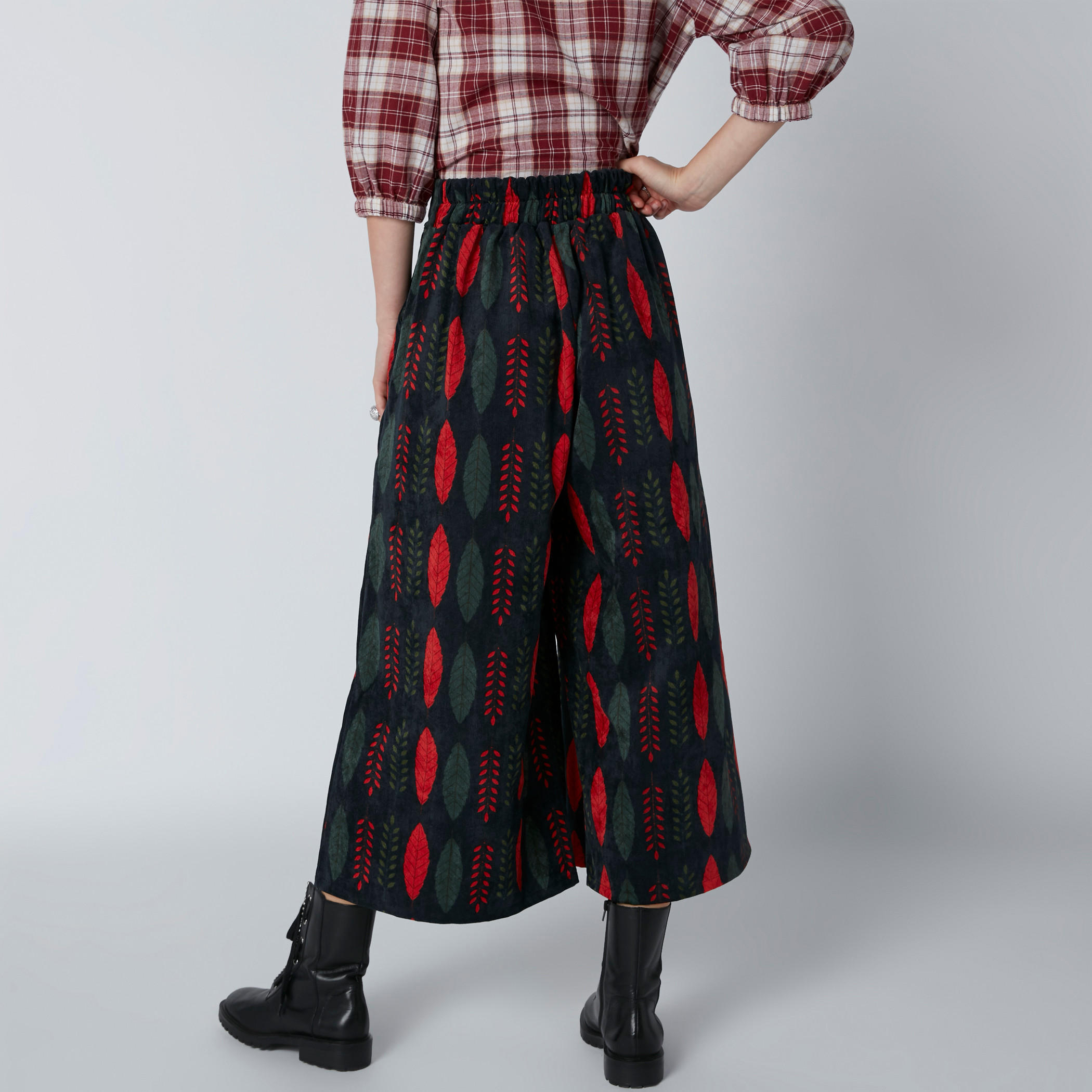 بنطال واسع الساقين بقصّة واسعة وخصر مرن وجيوب وطبعات-women-clothing-bottoms-trousers-image-2