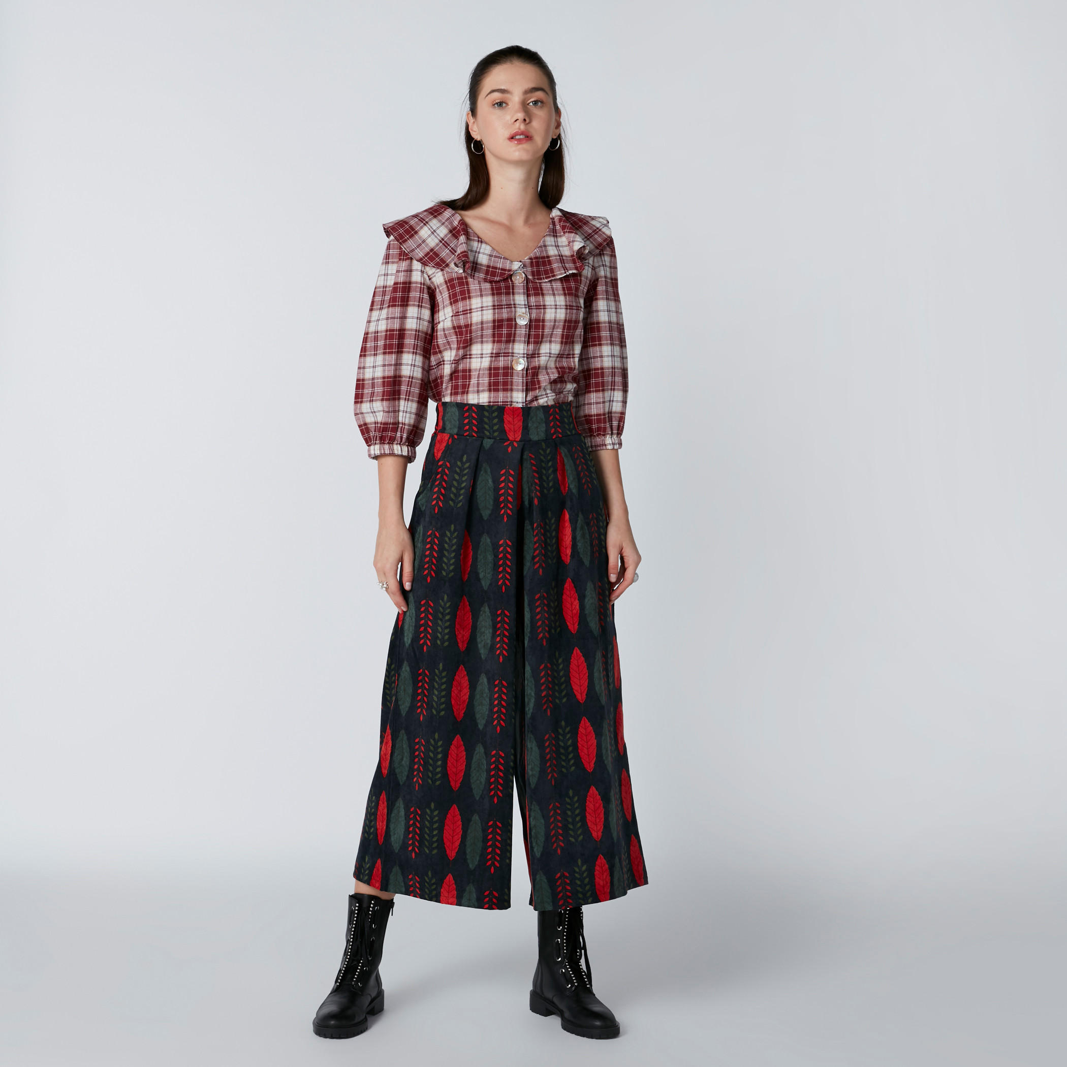 بنطال واسع الساقين بقصّة واسعة وخصر مرن وجيوب وطبعات-women-clothing-bottoms-trousers-image-3