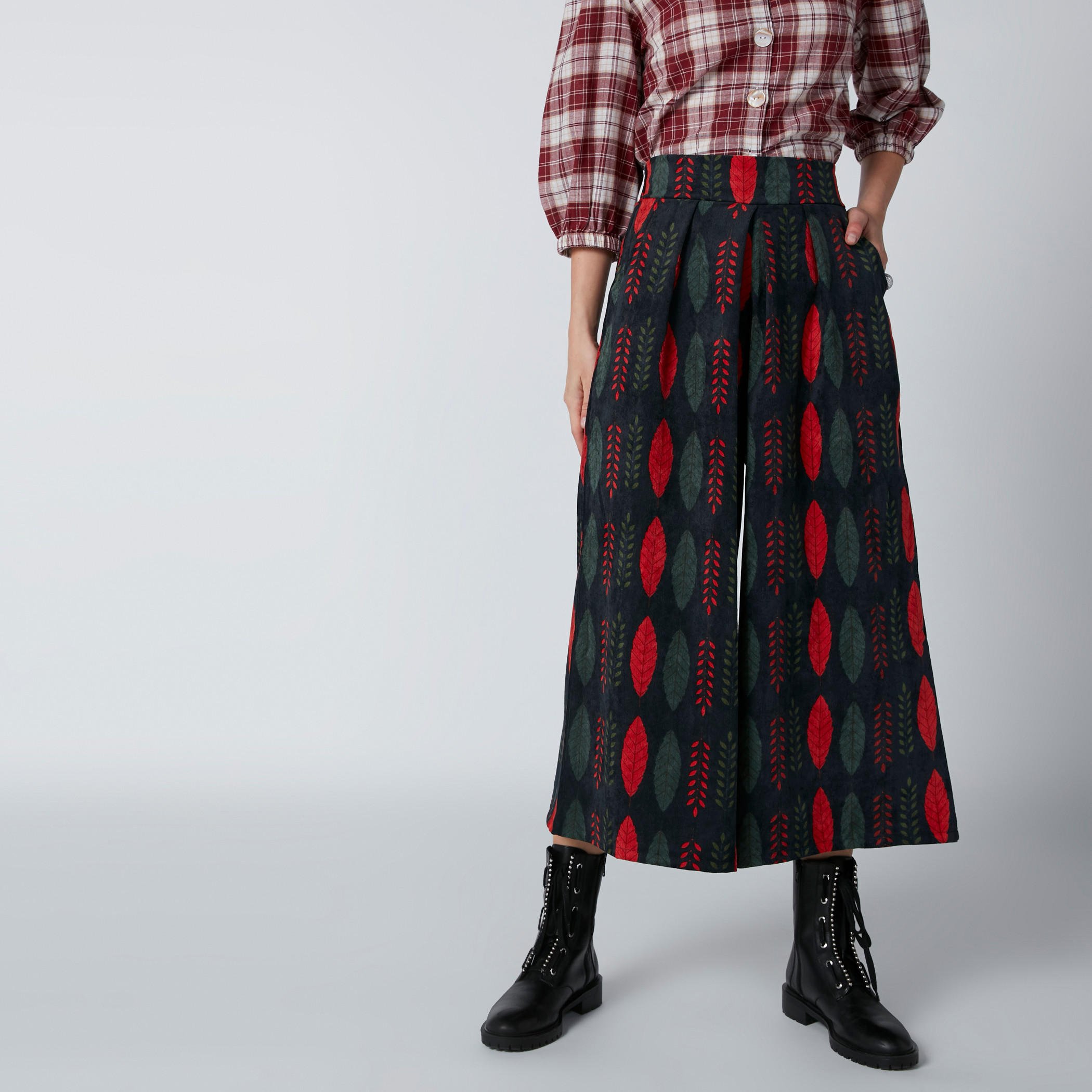 بنطال واسع الساقين بقصّة واسعة وخصر مرن وجيوب وطبعات-women-clothing-bottoms-trousers-image-4