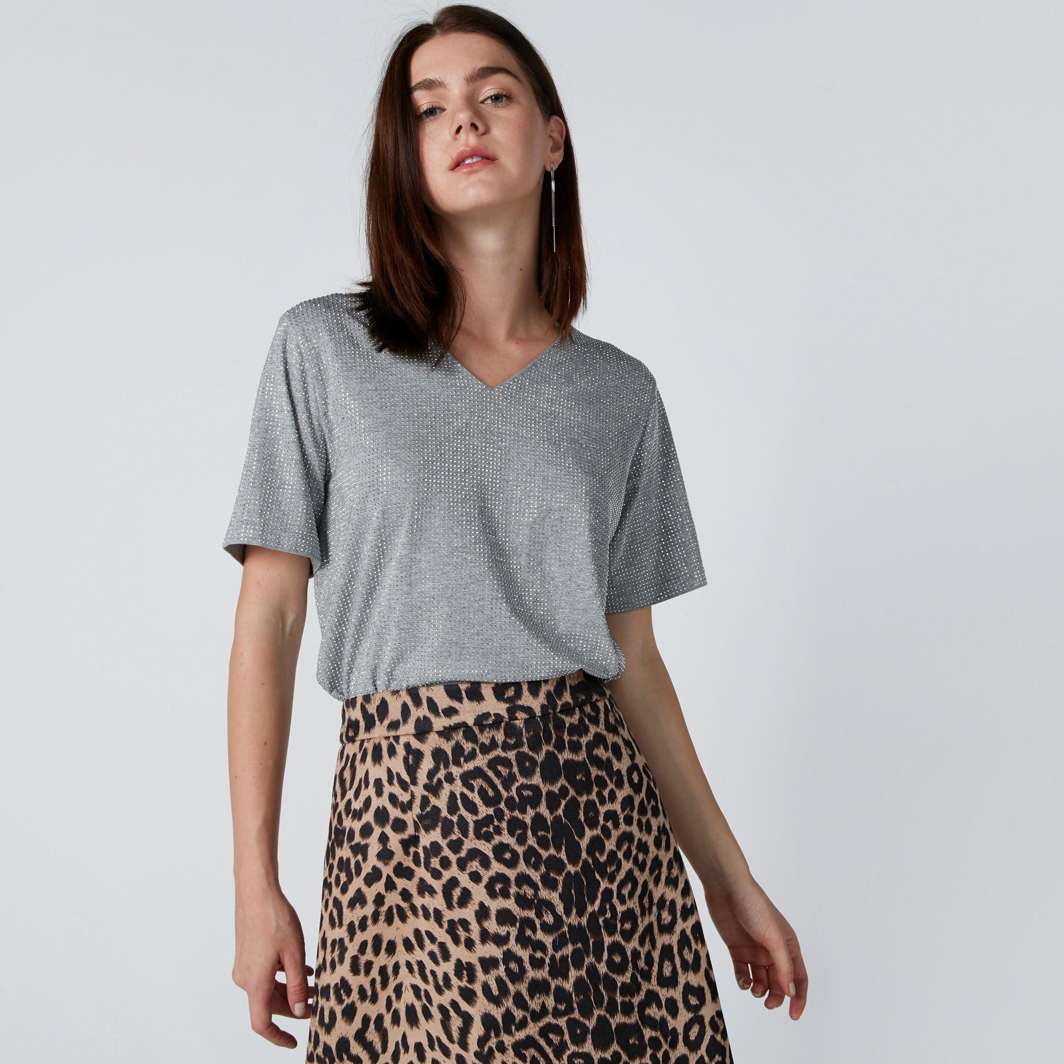 بلوزة مزيّنة بياقة V وأكمام قصيرة-women-clothing-tshirts-image-1