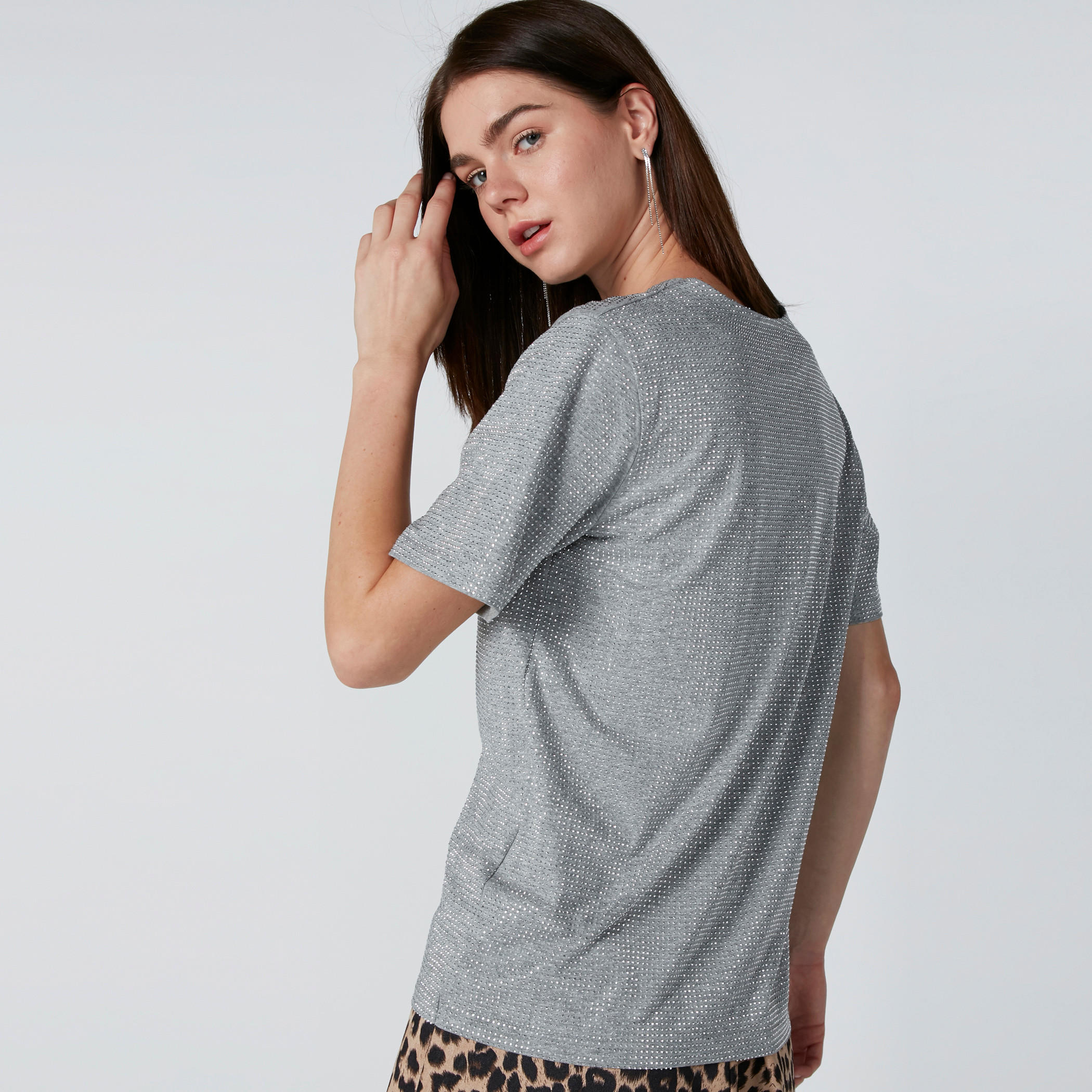 بلوزة مزيّنة بياقة V وأكمام قصيرة-women-clothing-tshirts-image-2