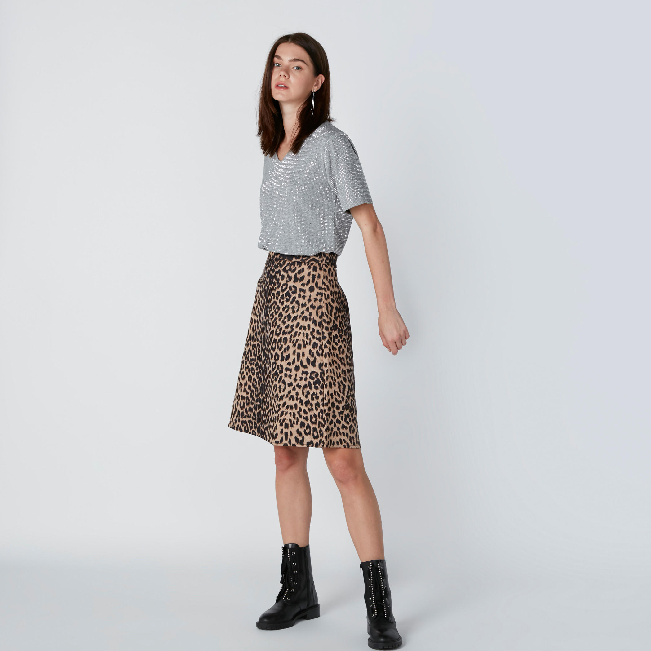 بلوزة مزيّنة بياقة V وأكمام قصيرة-women-clothing-tshirts-image-3