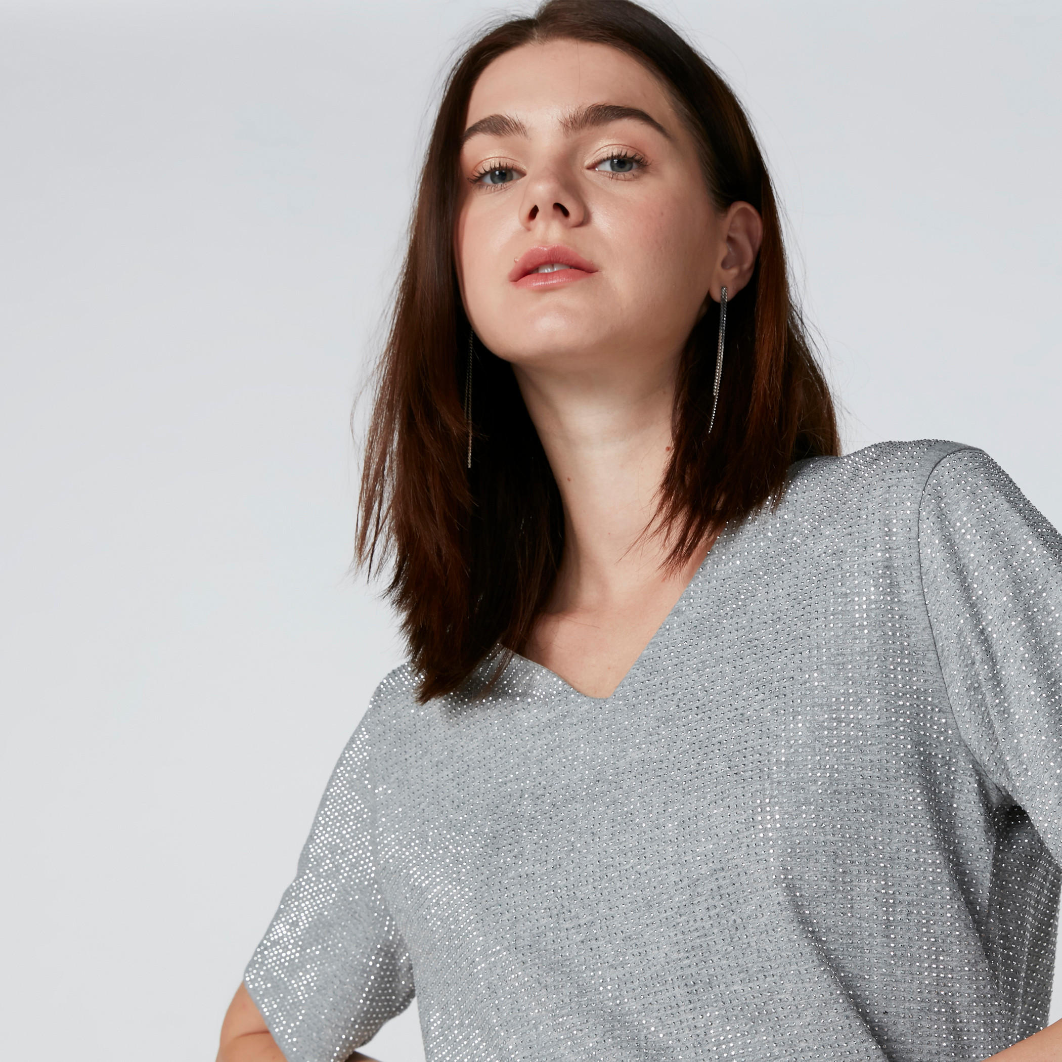 بلوزة مزيّنة بياقة V وأكمام قصيرة-women-clothing-tshirts-image-4