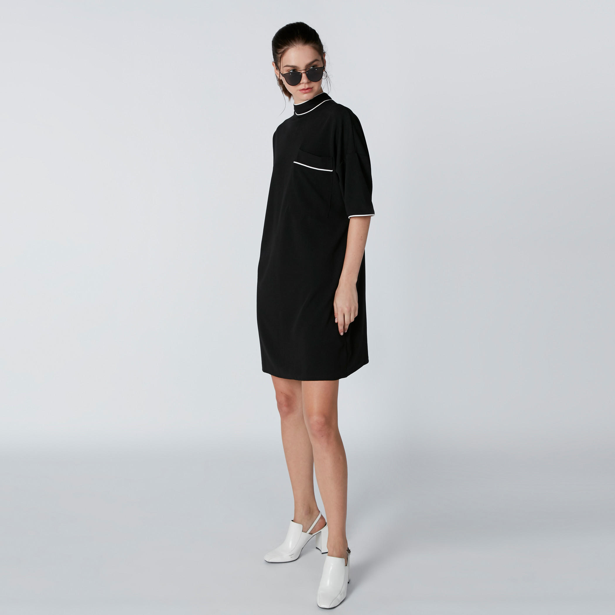 فستان قصير بياقة عالية ودرزات وجيب على الصدر-women-clothing-dresses-image-1
