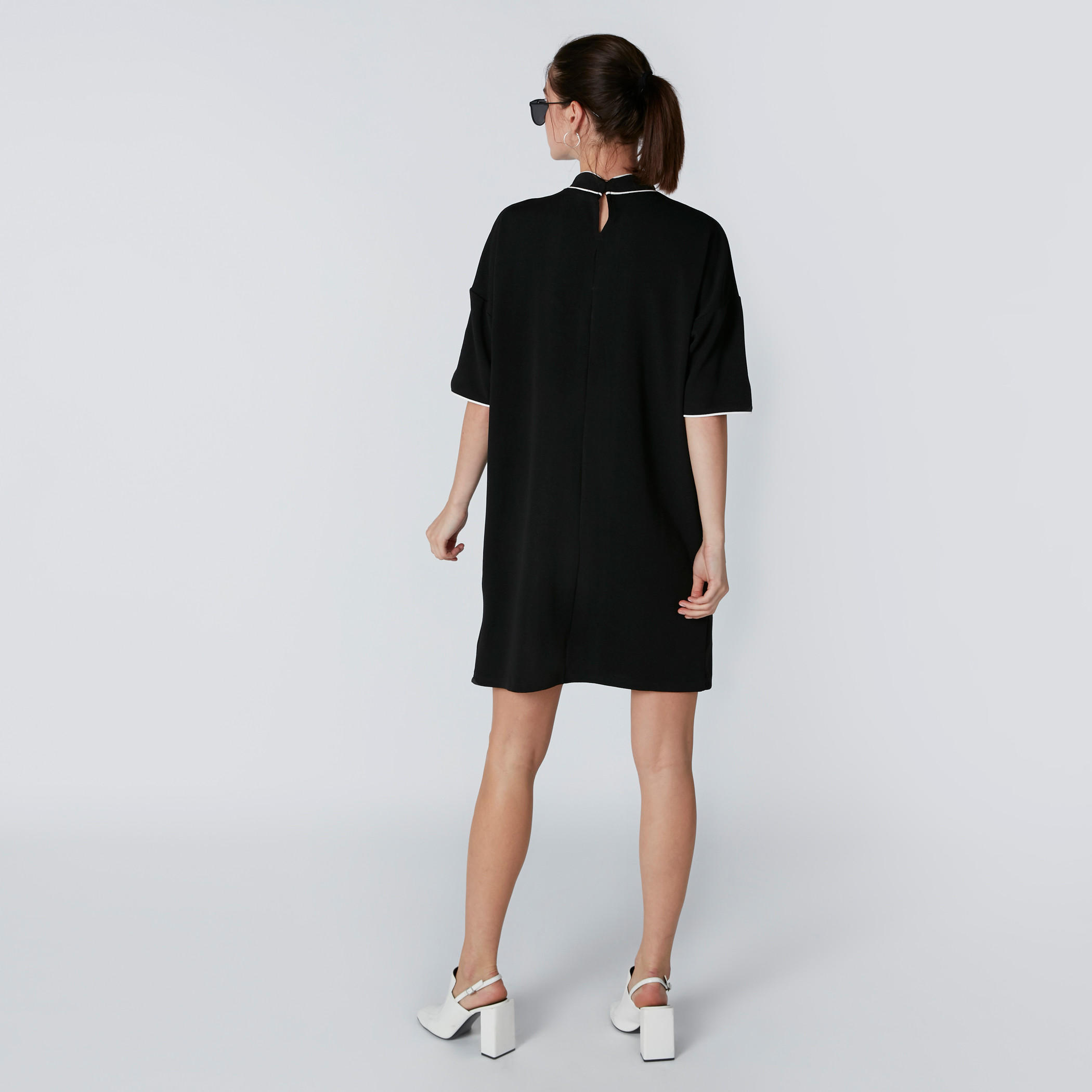 فستان قصير بياقة عالية ودرزات وجيب على الصدر-women-clothing-dresses-image-2