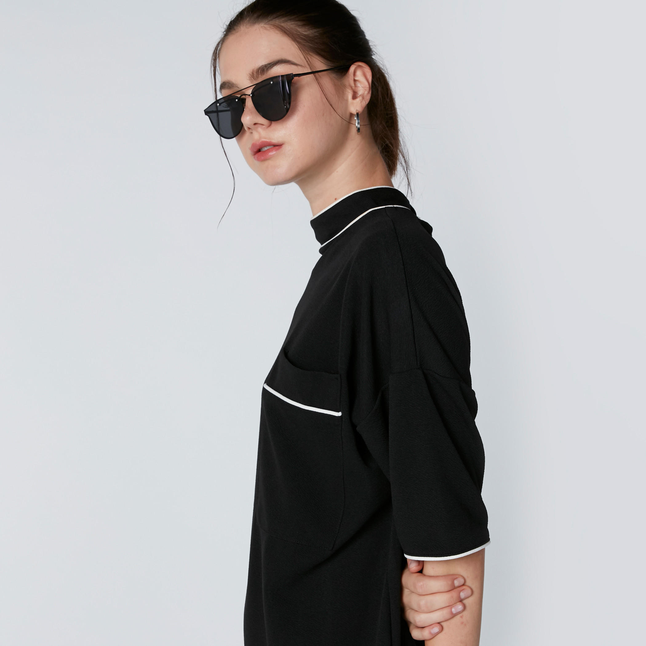 فستان قصير بياقة عالية ودرزات وجيب على الصدر-women-clothing-dresses-image-3