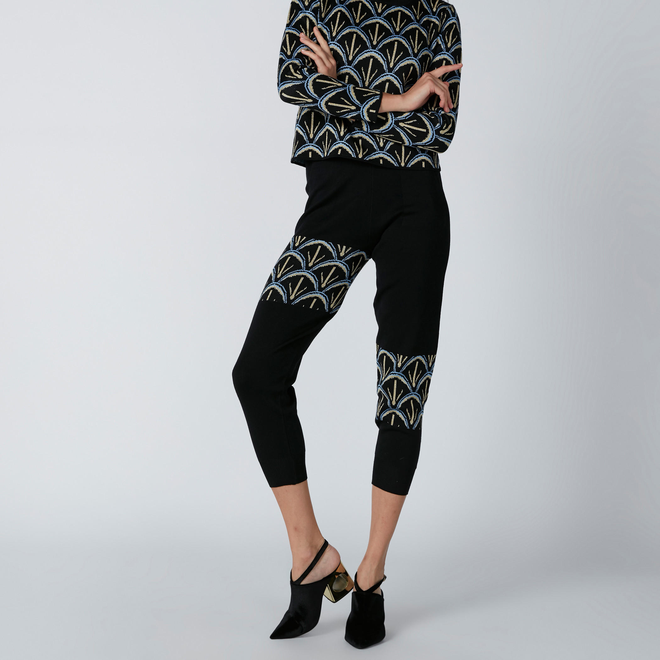 بنطال ليقنز قصير بخصر مطاطي وطبعات-women-clothing-bottoms-leggings-image-4