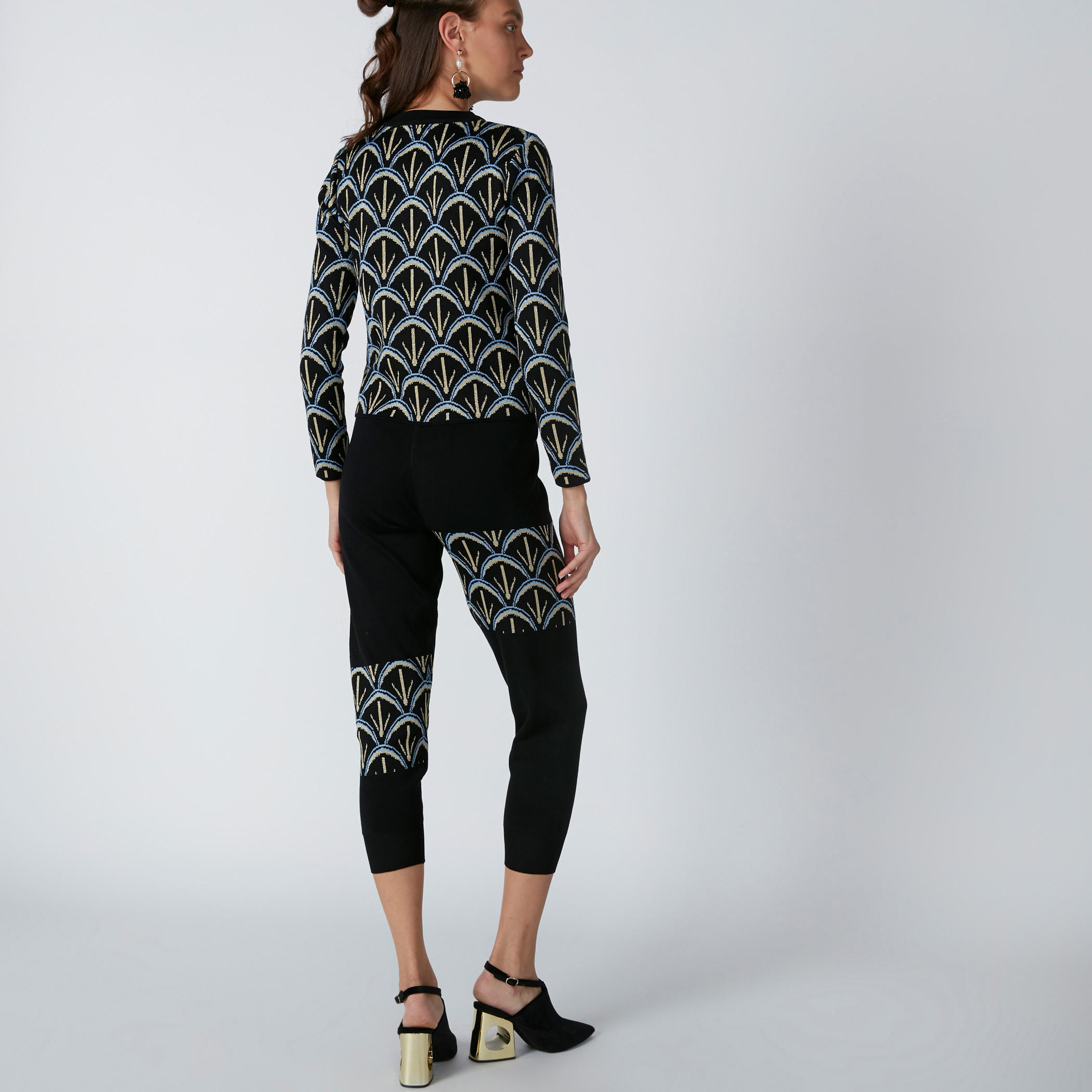 بنطال ليقنز قصير بخصر مطاطي وطبعات-women-clothing-bottoms-leggings-image-3