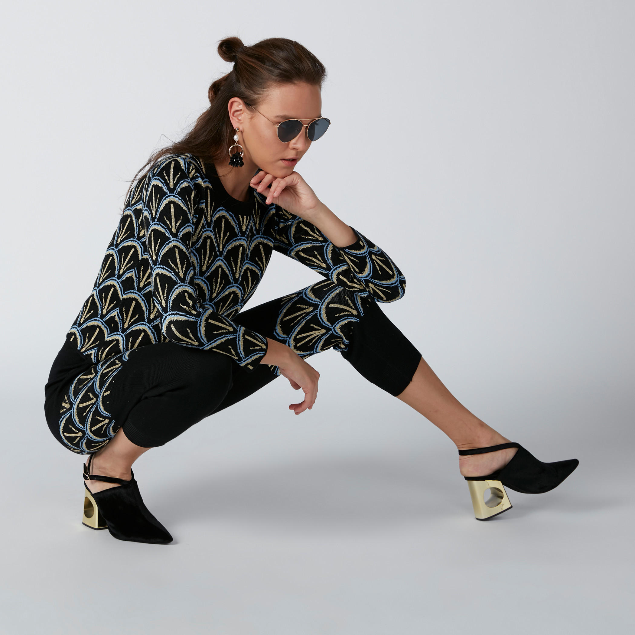 بنطال ليقنز قصير بخصر مطاطي وطبعات-women-clothing-bottoms-leggings-image-3