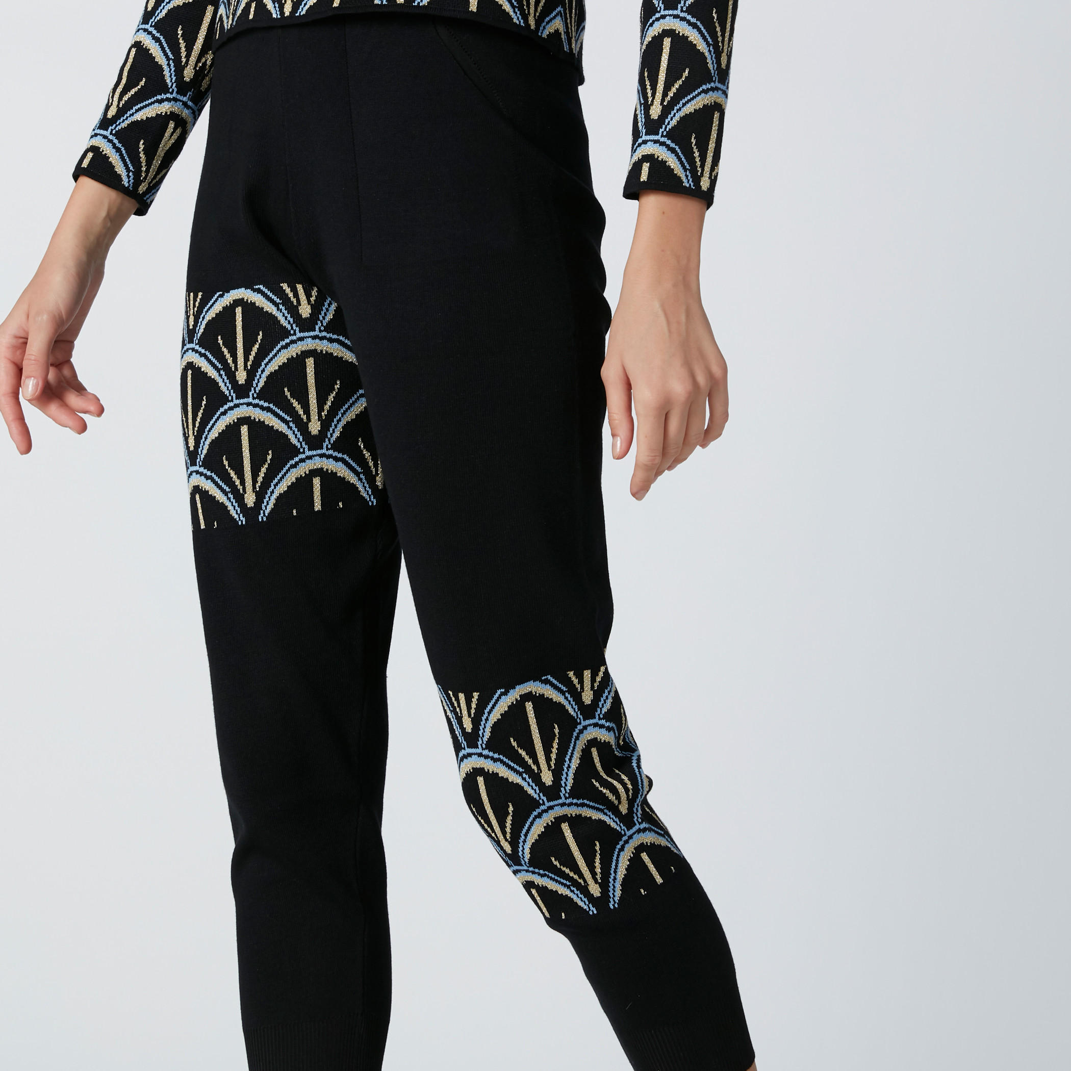 بنطال ليقنز قصير بخصر مطاطي وطبعات-women-clothing-bottoms-leggings-image-4