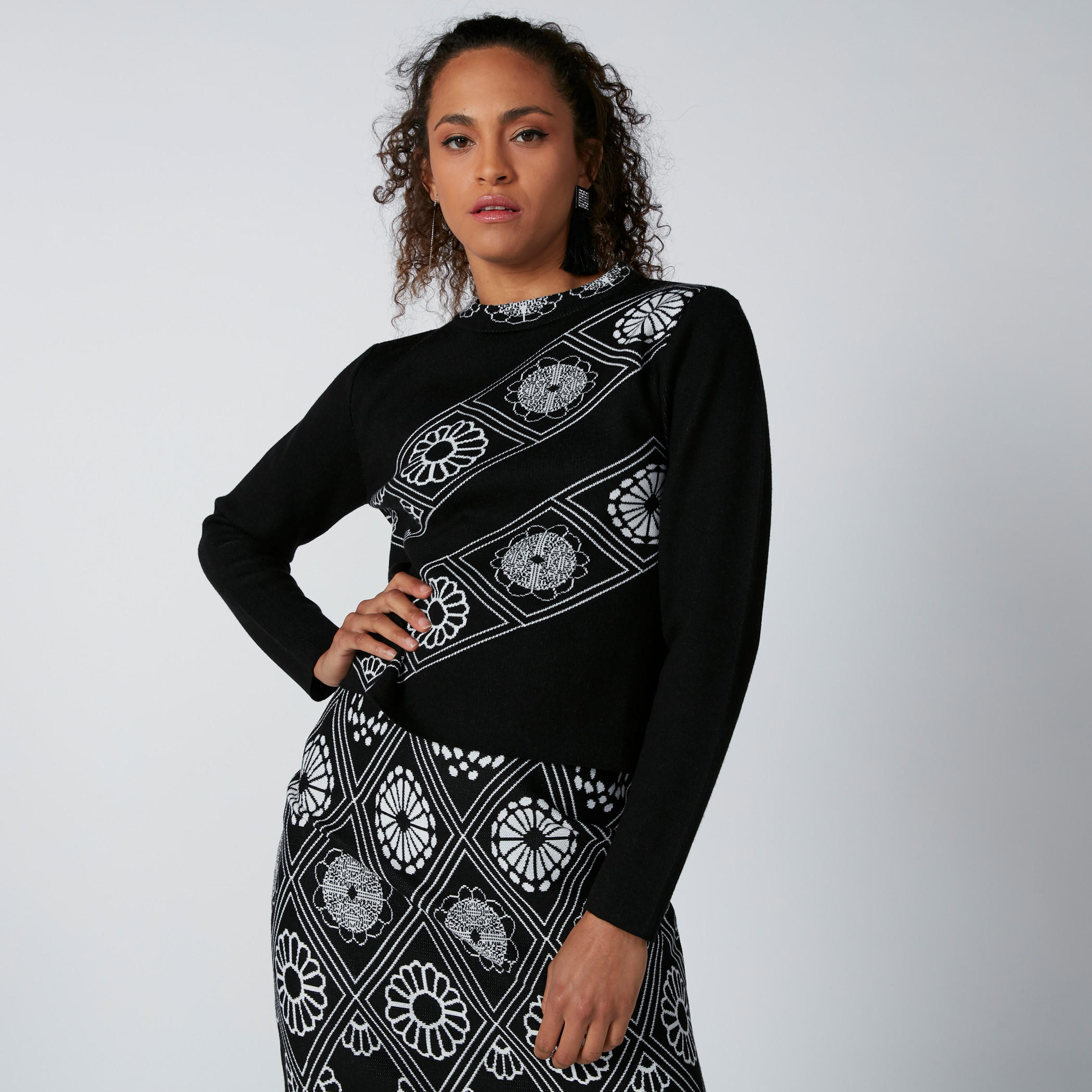 بلوزة بياقة مستديرة وأكمام طويلة-women-clothing-cardigansandjumpers-jumpers-image-2