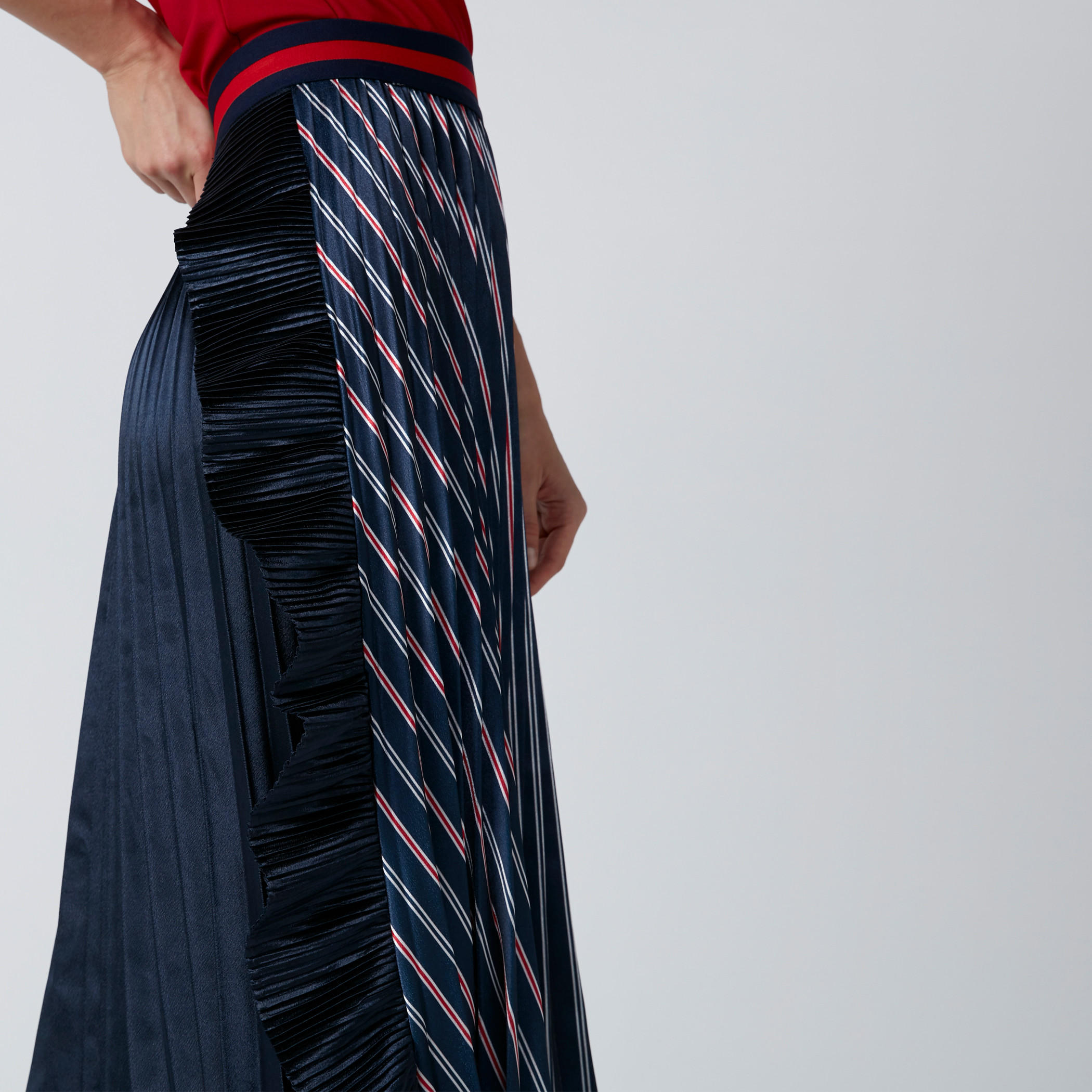 تنورة مقلّمة متوسطة الطول بخصر مطّاطي وثنيات-women-clothing-bottoms-skirts-image-4