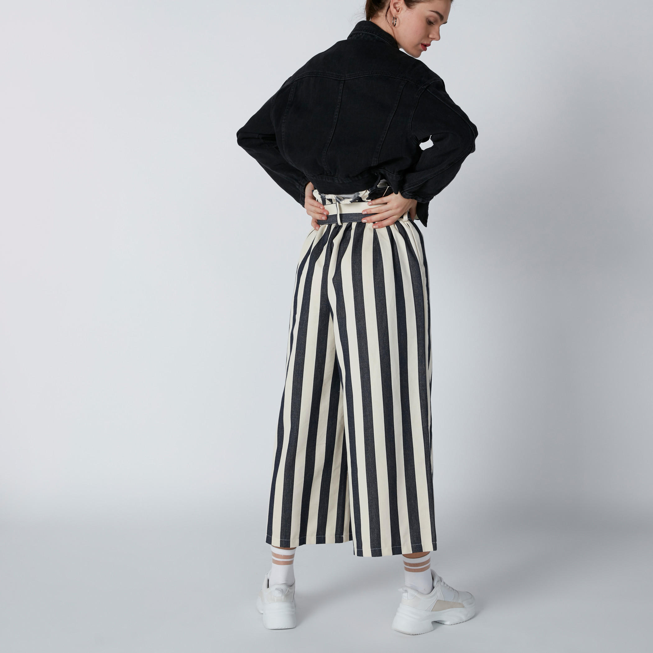 بنطال بالازو مقلّم بجيوب وخصر بيبر باج-women-clothing-bottoms-trousers-image-2