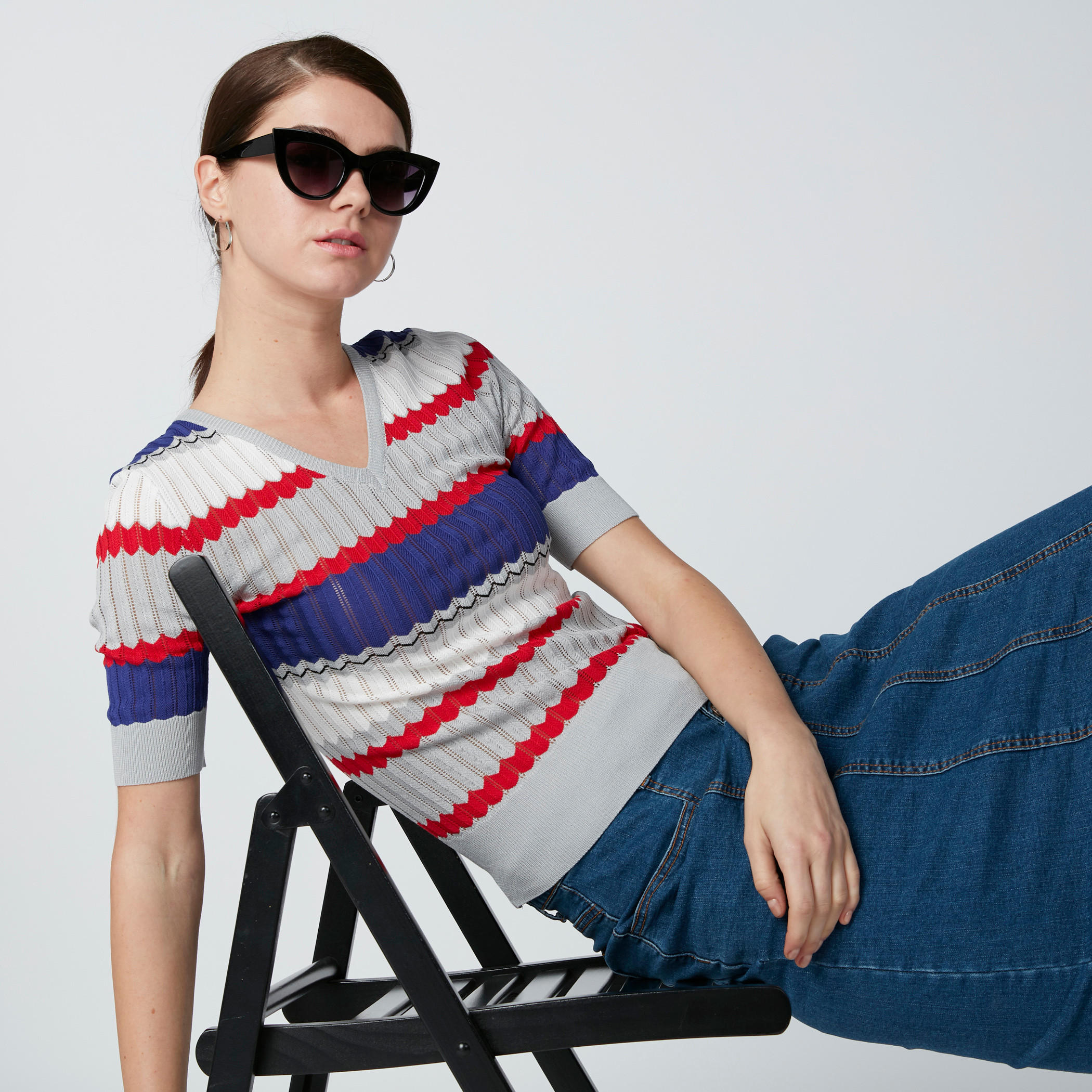 بلوزة مضلّعة بياقة V وأكمام قصيرة-women-clothing-shirtsandblouses-blouses-image-1