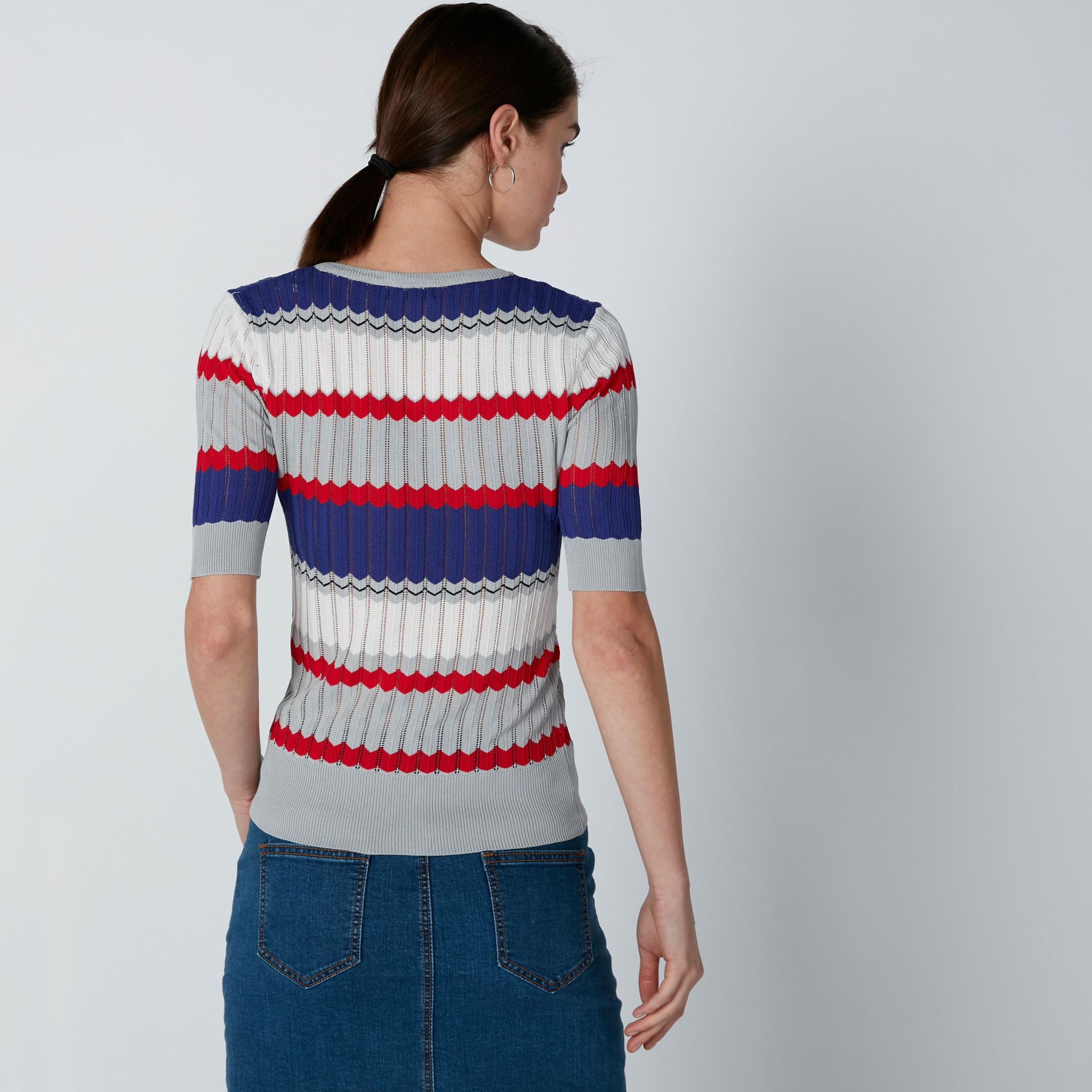 بلوزة مضلّعة بياقة V وأكمام قصيرة-women-clothing-shirtsandblouses-blouses-image-2