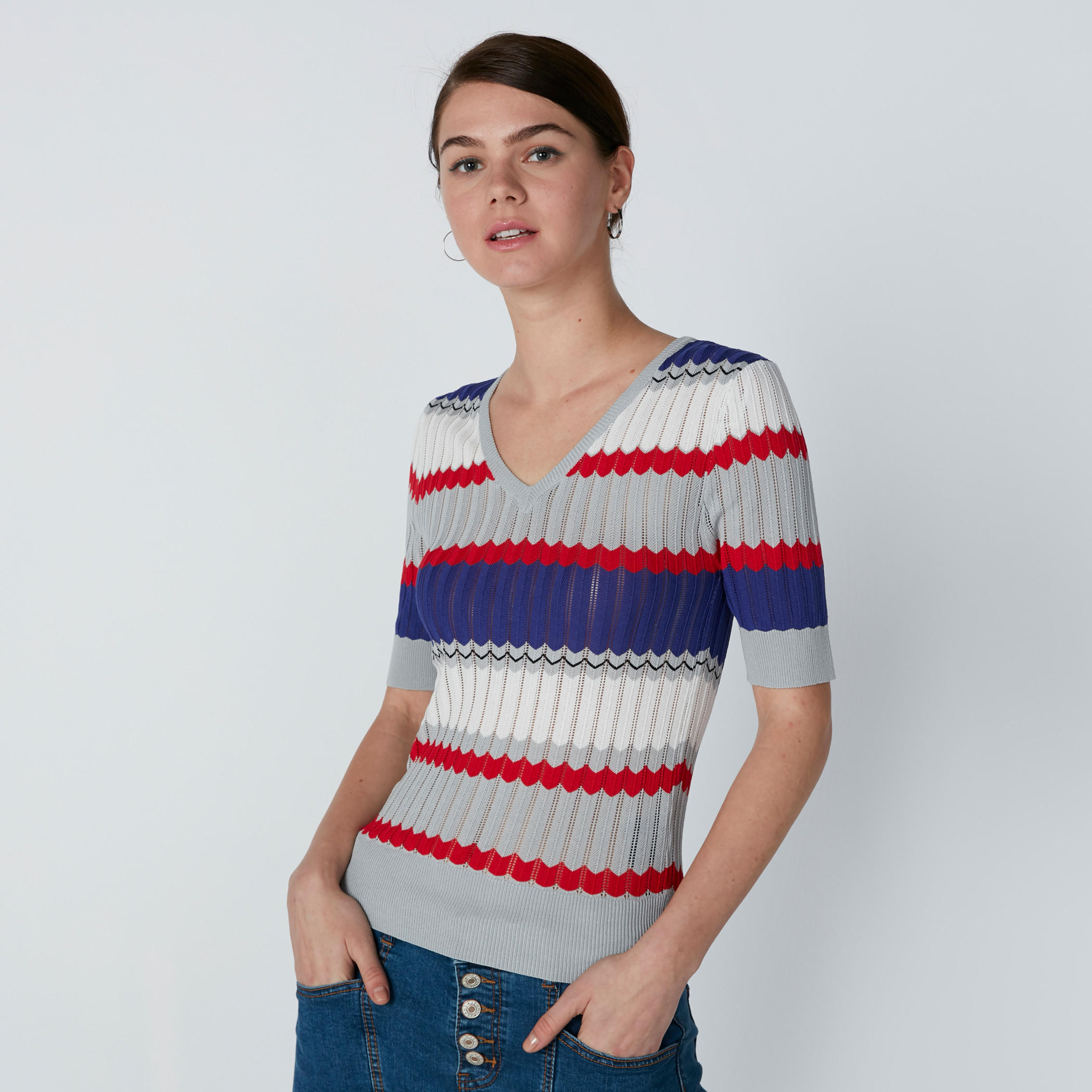 بلوزة مضلّعة بياقة V وأكمام قصيرة-women-clothing-shirtsandblouses-blouses-image-3