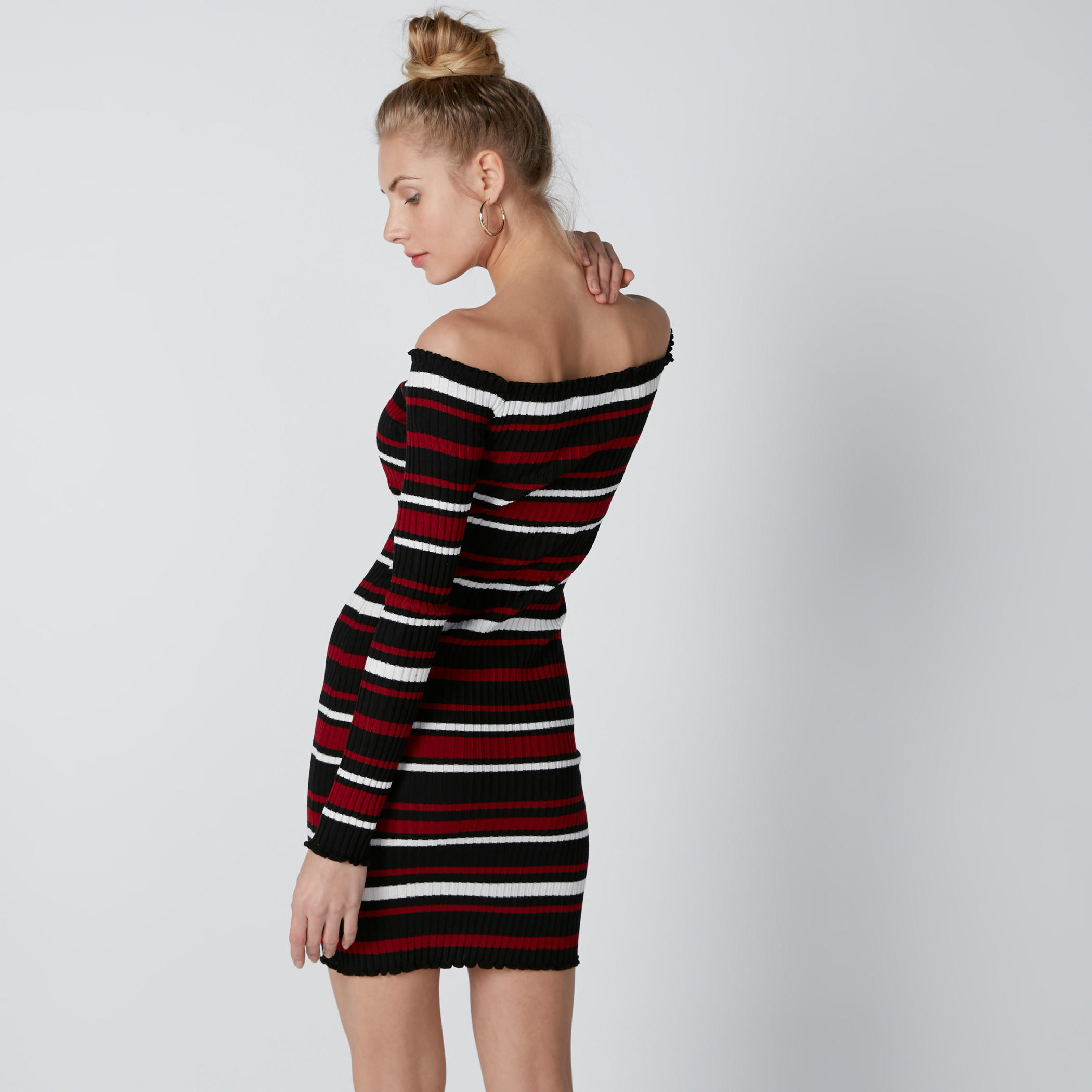 فستان قصير مقلّم بأكتاف مكشوفة وأكمام طويلة-women-clothing-dresses-image-2