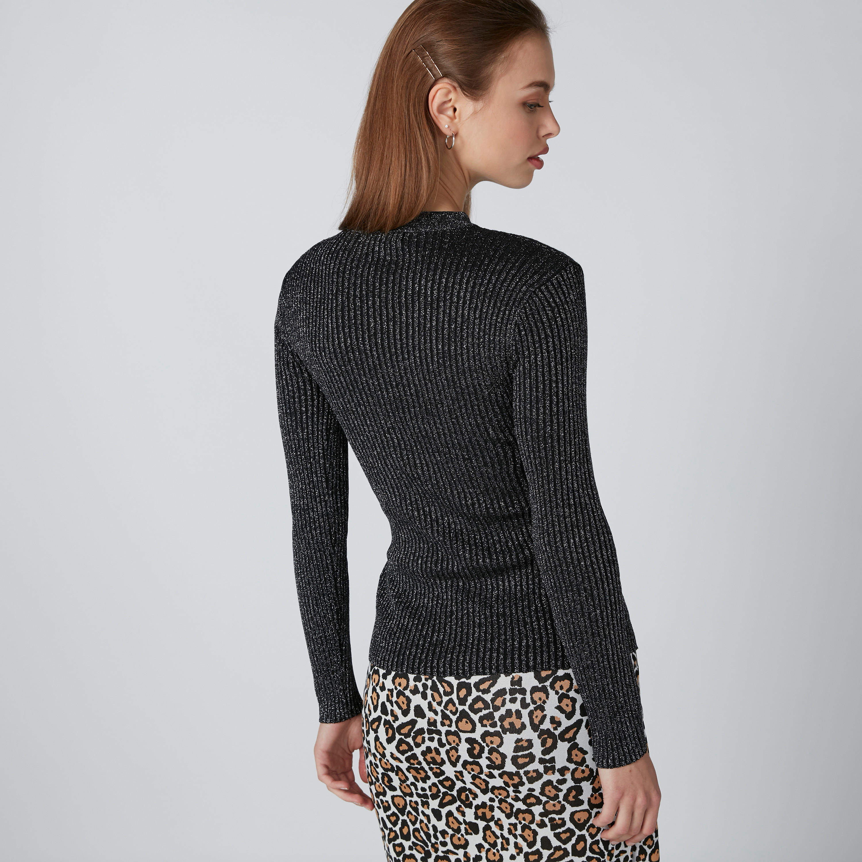 بلوزة مضلعة بأكمام طويلة وتفاصيل ميتاليك-women-clothing-shirtsandblouses-blouses-image-3