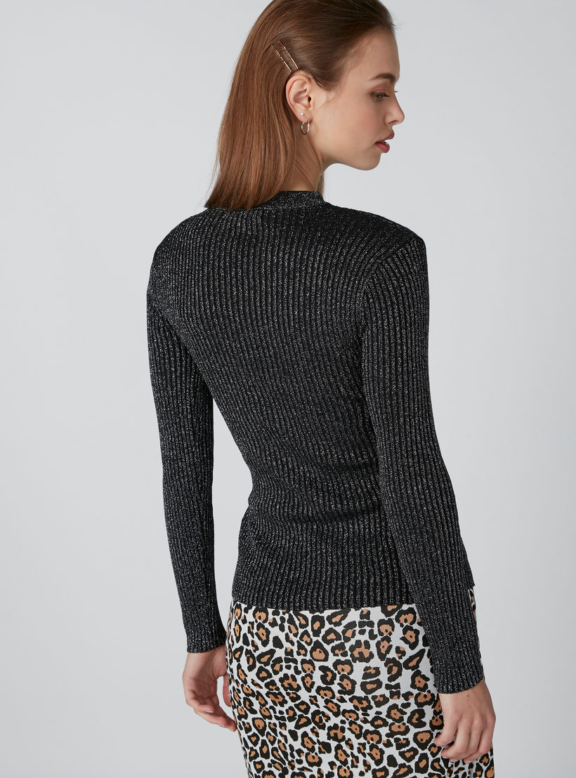 بلوزة مضلعة بأكمام طويلة وتفاصيل ميتاليك-women-clothing-shirtsandblouses-blouses-image-3
