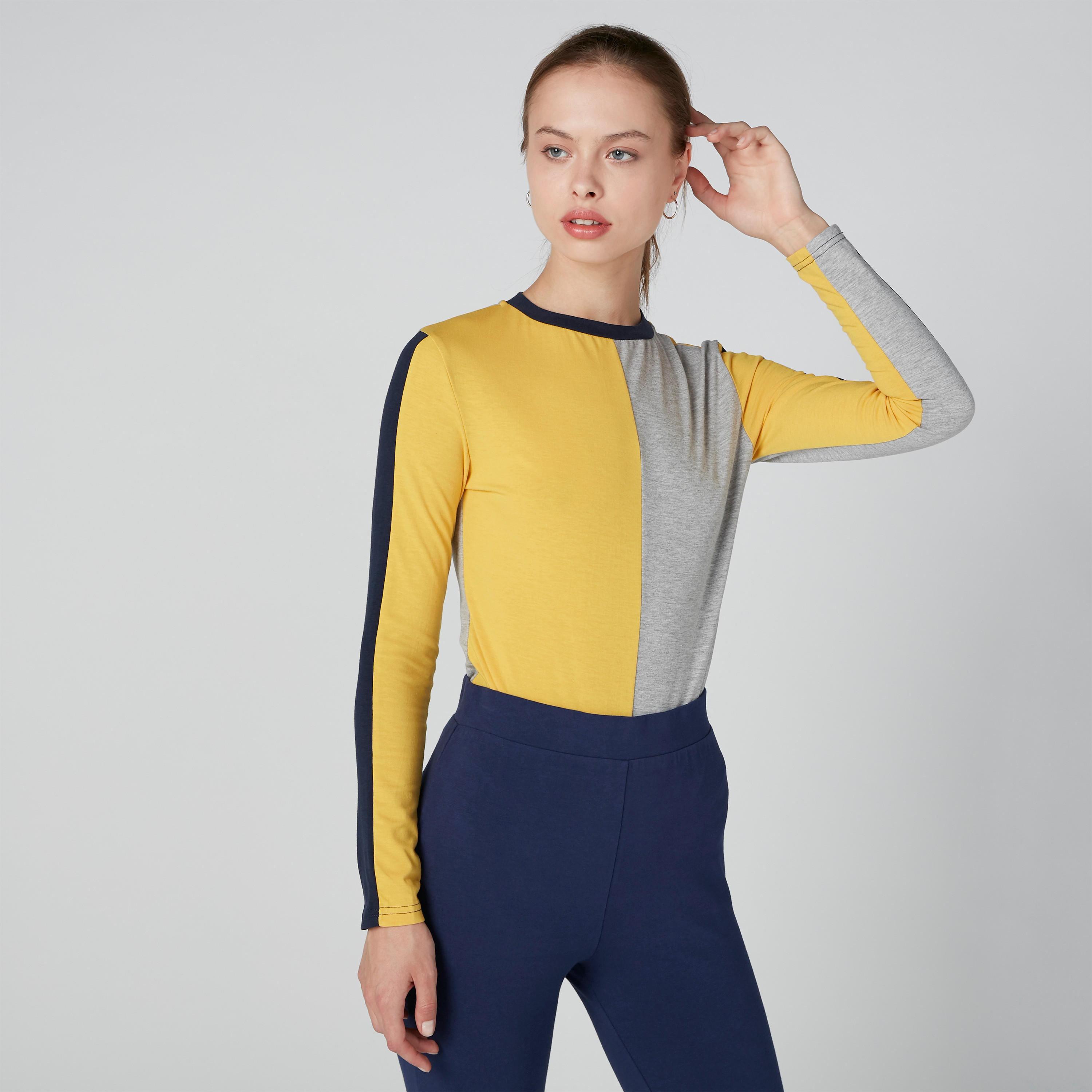 بلوزة بأكمام طويلة وتصاميم مغايرة-women-clothing-tshirts-image-3