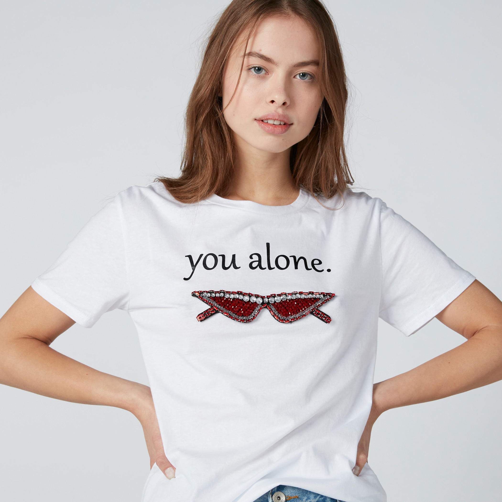 تيشيرت مزيّن بياقة مستديرة وأكمام قصيرة-women-clothing-tshirts-image-1