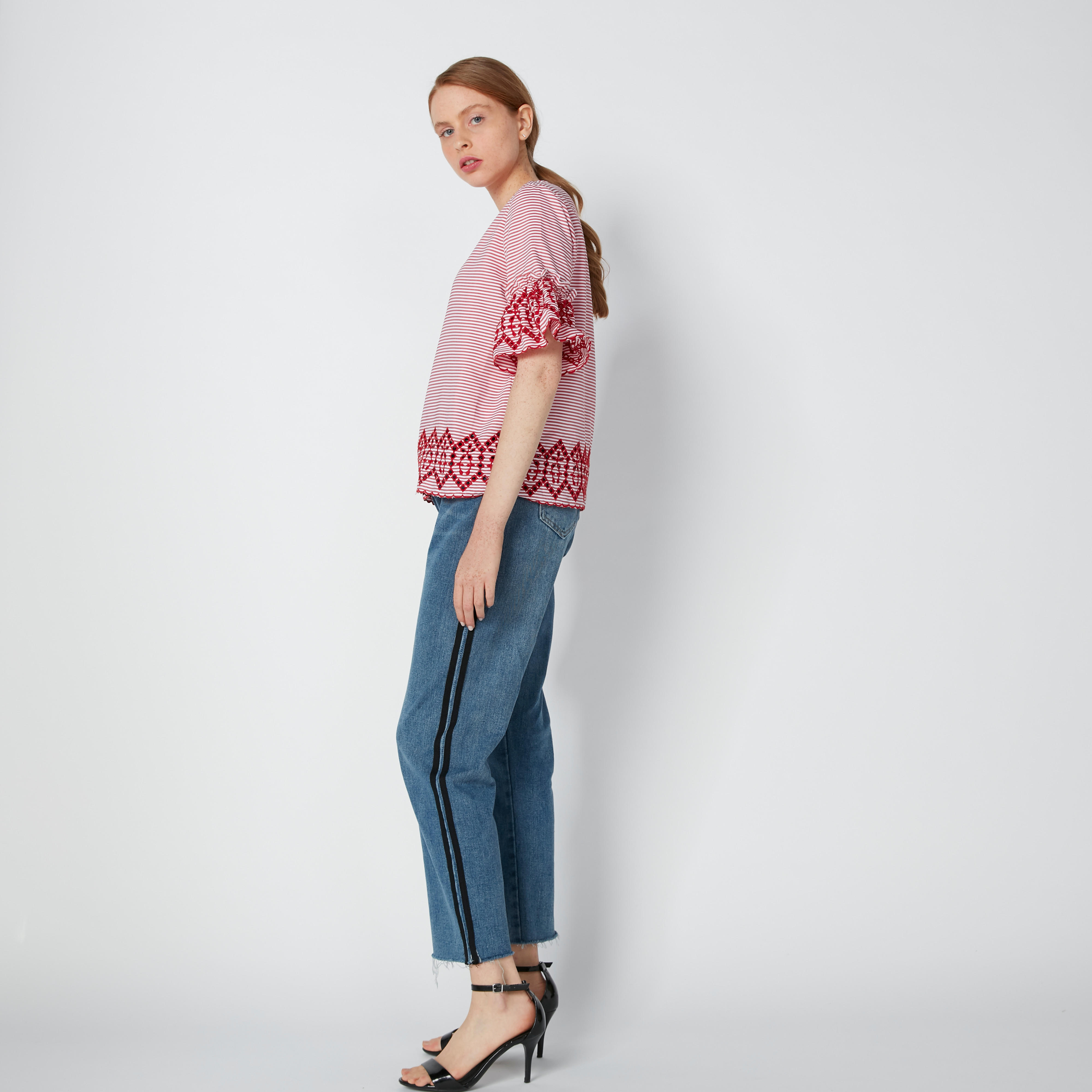 بلوزة مطرزة بياقة مستديرة وأكمام عريضة-women-clothing-shirtsandblouses-blouses-image-2