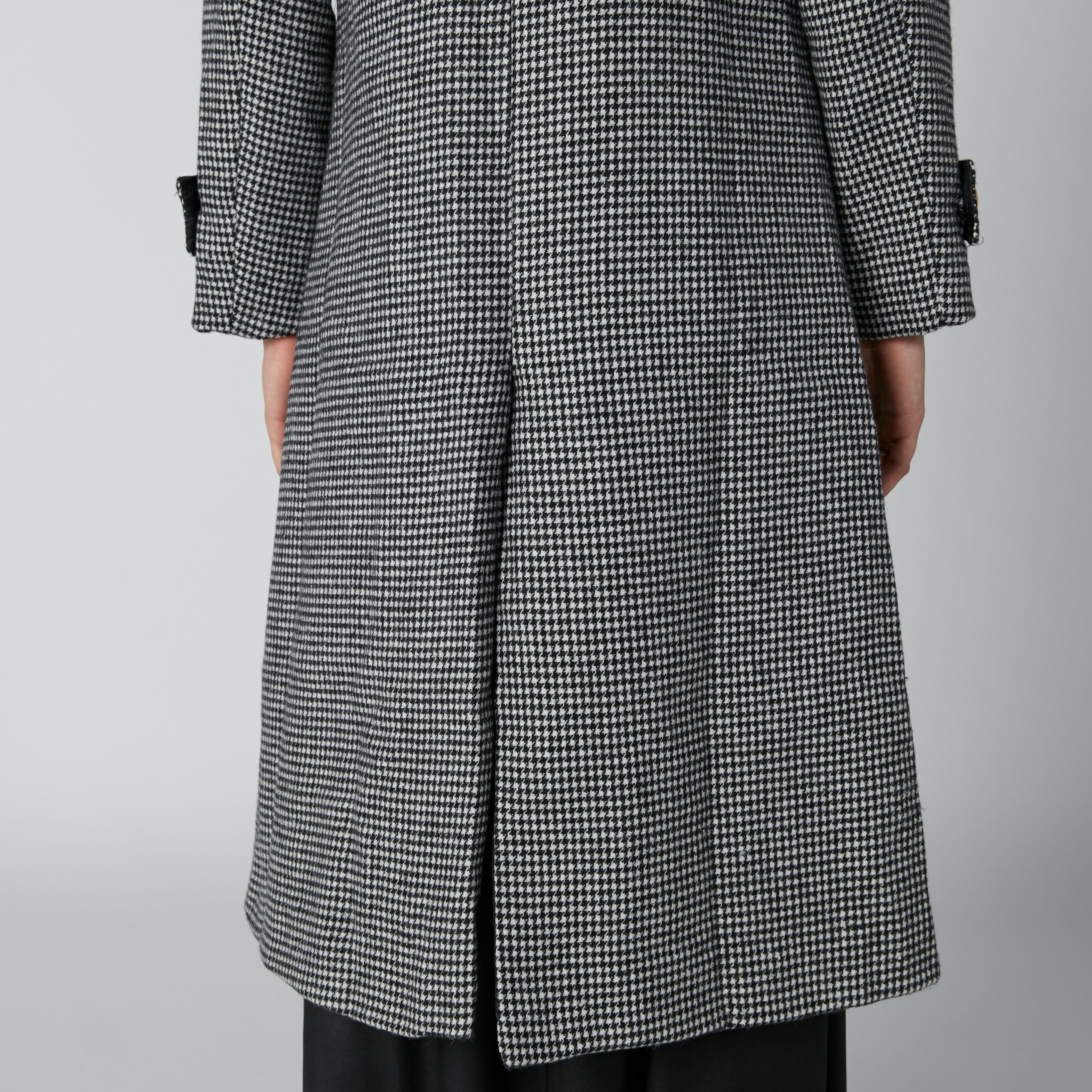 معطف كاروهات طويل بأكمام طويلة وزر إغلاق-women-clothing-coatsandjackets-coats-image-1