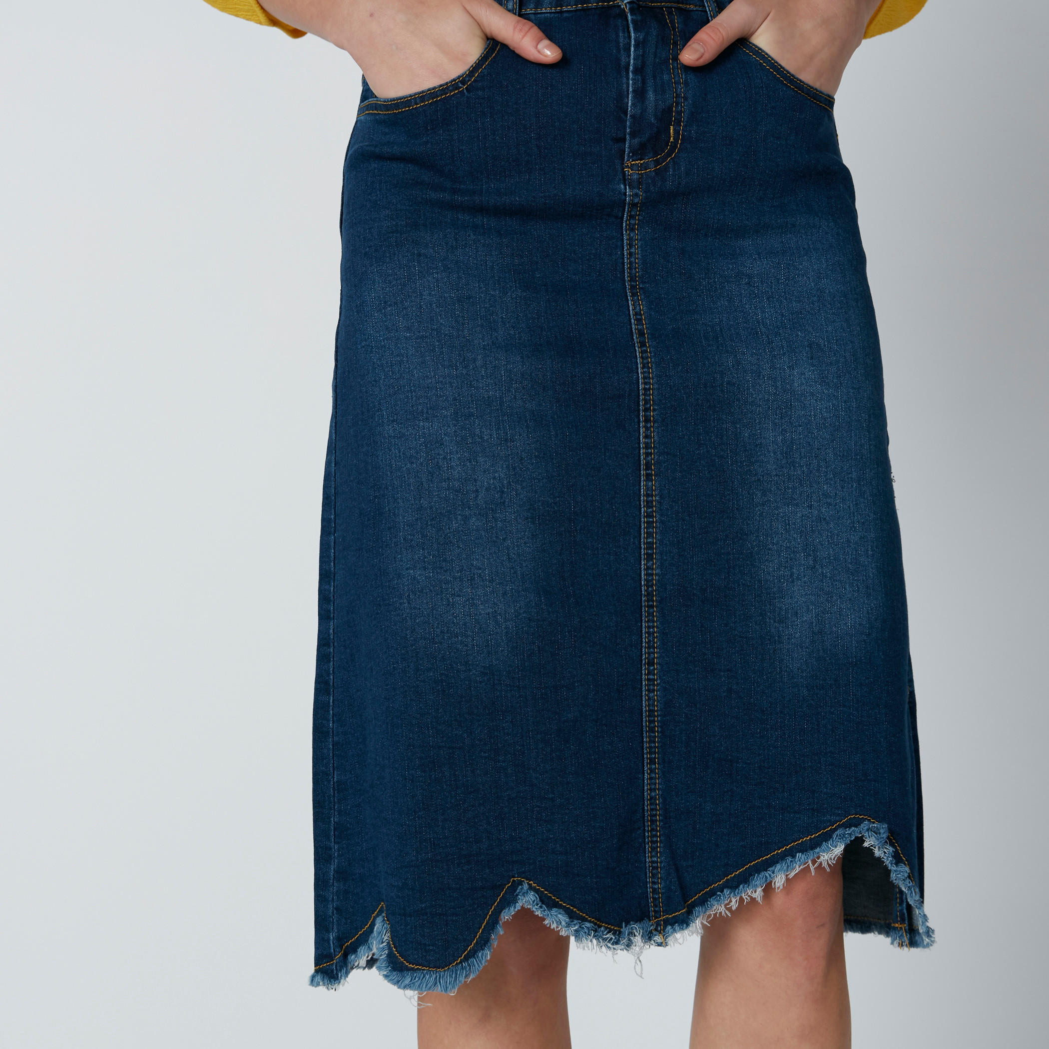 تنورة متوسطة الطول بزر إغلاق وجيوب وحوّاف غير مستوية-women-clothing-bottoms-skirts-image-5